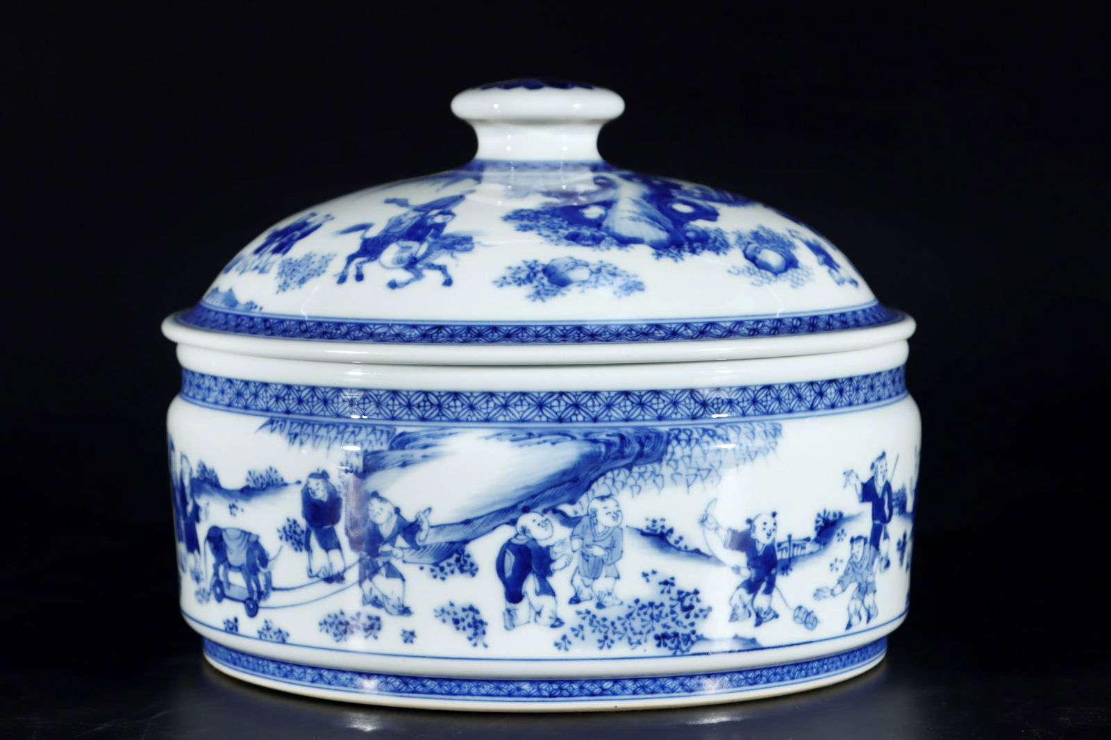 A Exquisite Blue and White Figures Pattern Box - 3