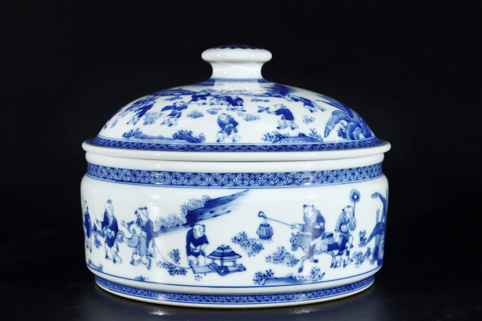 A Exquisite Blue and White Figures Pattern Box - 5