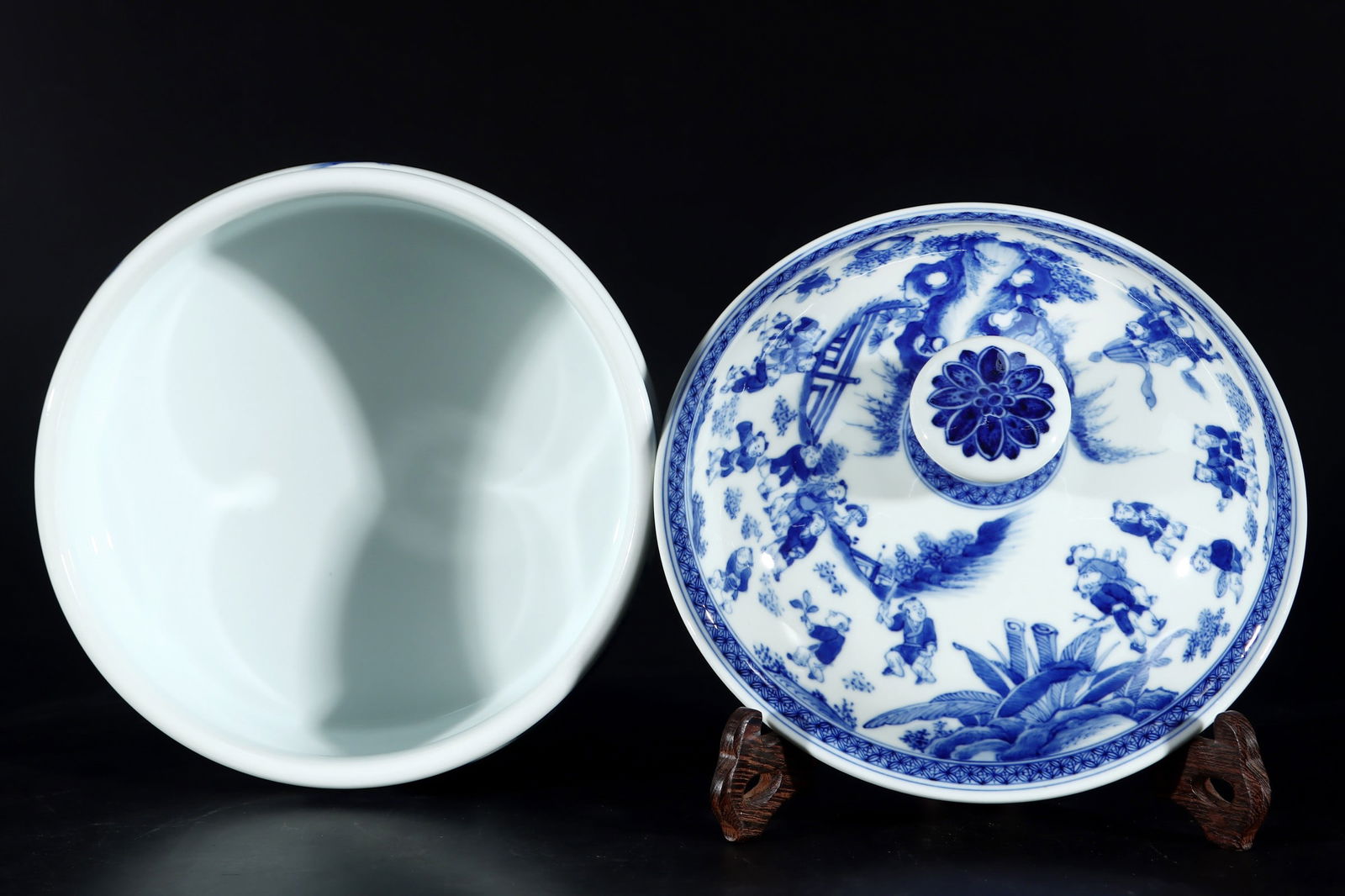 A Exquisite Blue and White Figures Pattern Box - 6