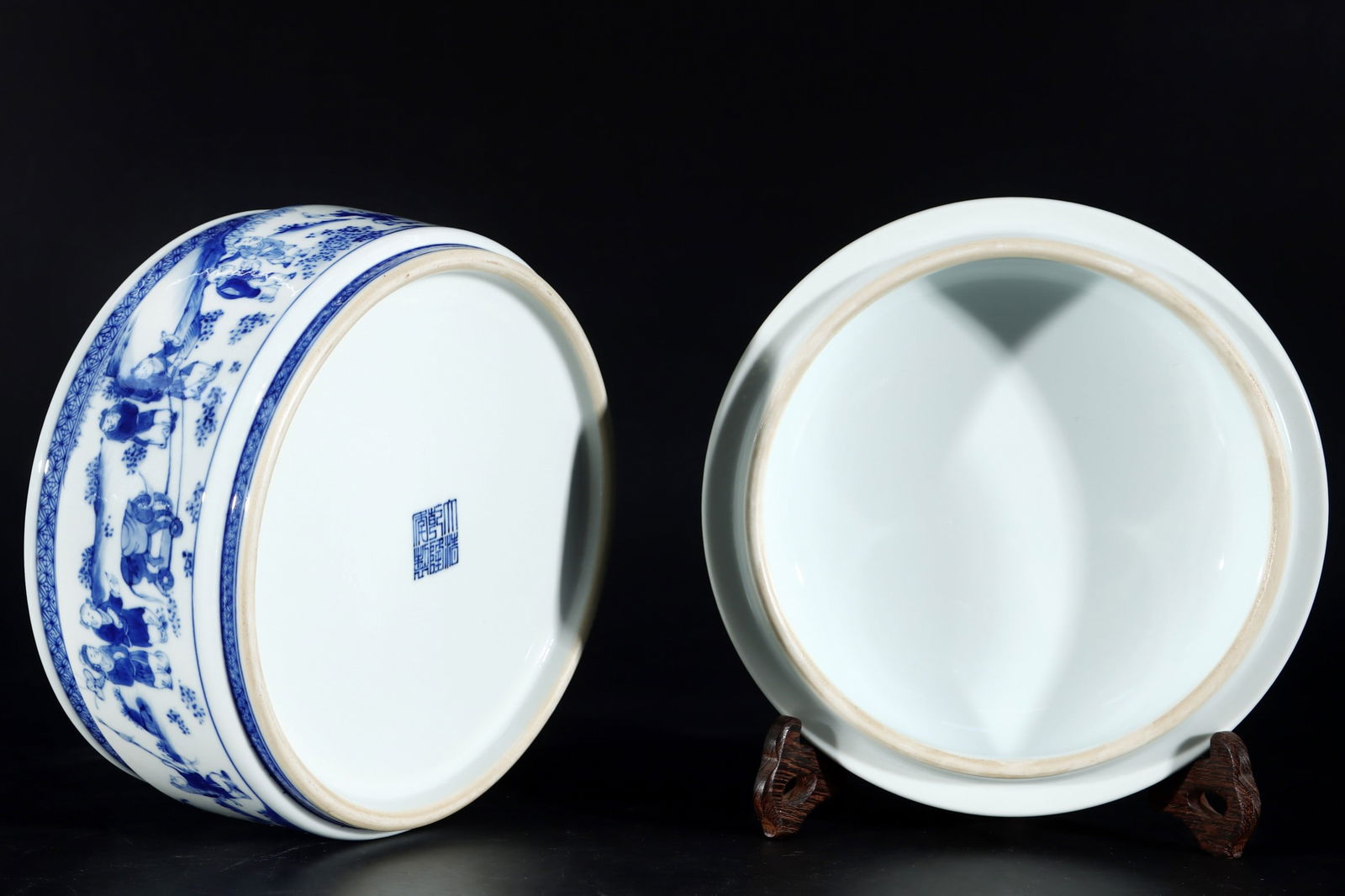 A Exquisite Blue and White Figures Pattern Box - 7