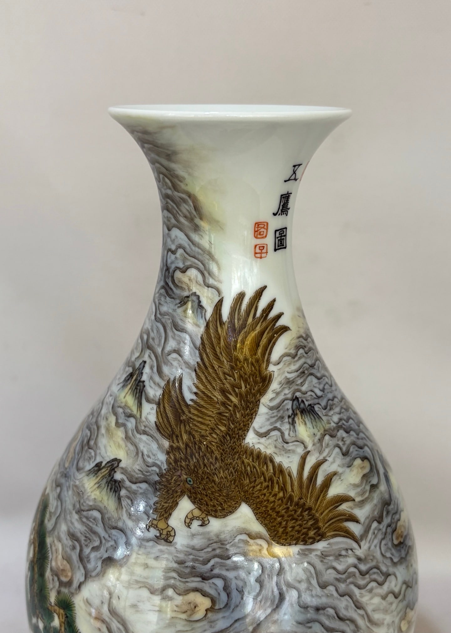 A Exquisite Famille-Rose Eagle Pattern Vase - 2