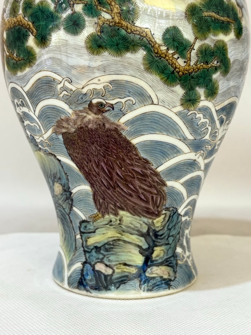 A Exquisite Famille-Rose Eagle Pattern Vase - 3