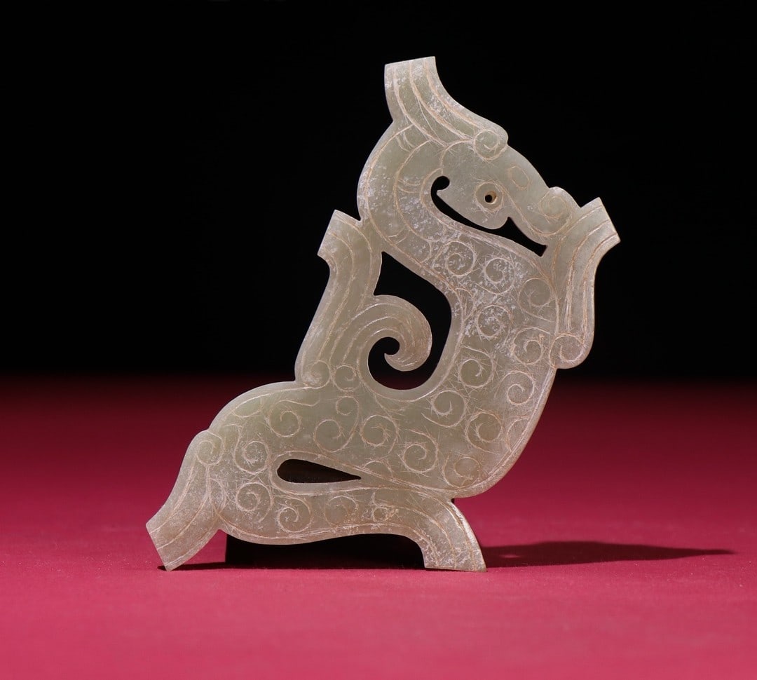 A Exquisite Hetian Jade Dragon Pendant: A Exquisite Hetian Jade Dragon Pendant,Han Dynasty, China,Size:4inx2.2inx0.2in,Weight:45g 和田玉龙玉佩,中国汉代