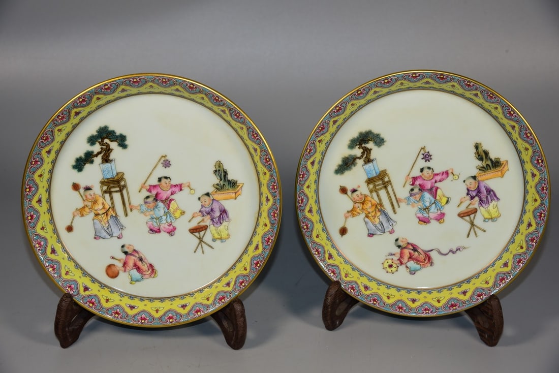 A pair of Exquisite Famille-Rose Figures Pattern Plate (1 of 9)