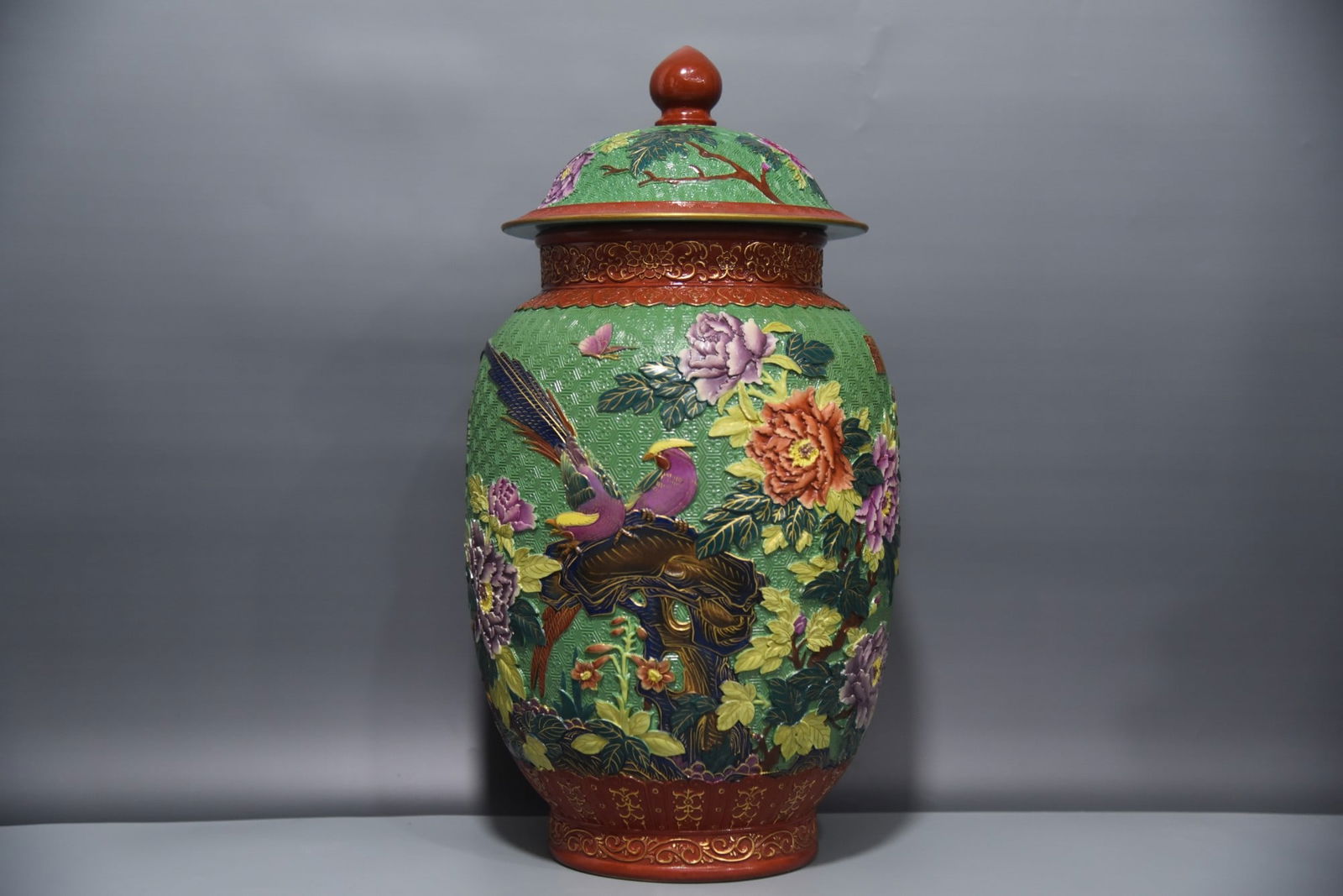 A Exquisite Green Color Flower and Bird Pattern Jar: A Exquisite Green Color Flower and Bird Pattern Jar,Qing Dynasty, China,Qianlong Six-character Mark,Size:15.7inx5.4inx7.9in 