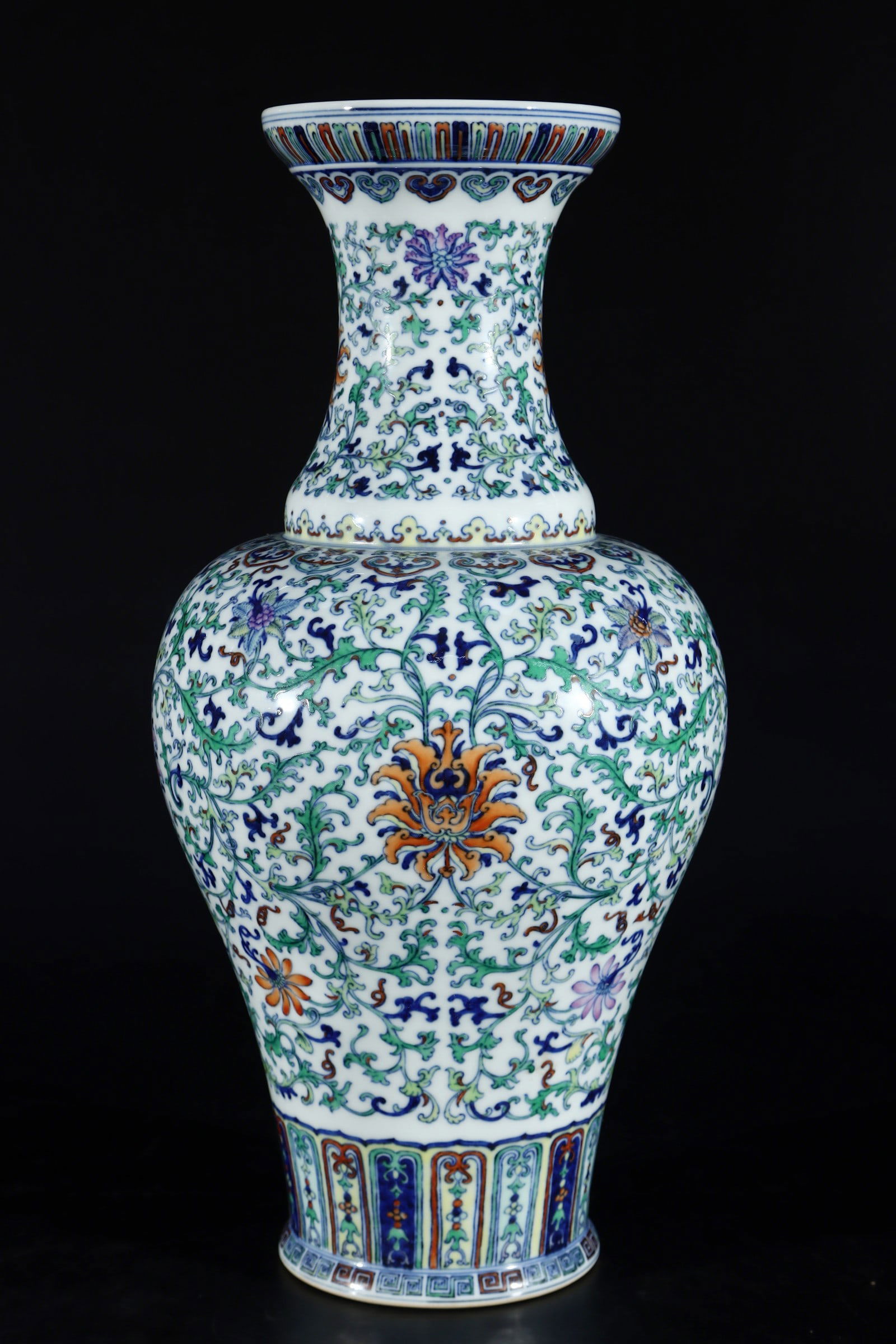 A Exquisite Blue and White Lotus Pattern Pattern Vase (1 of 8)