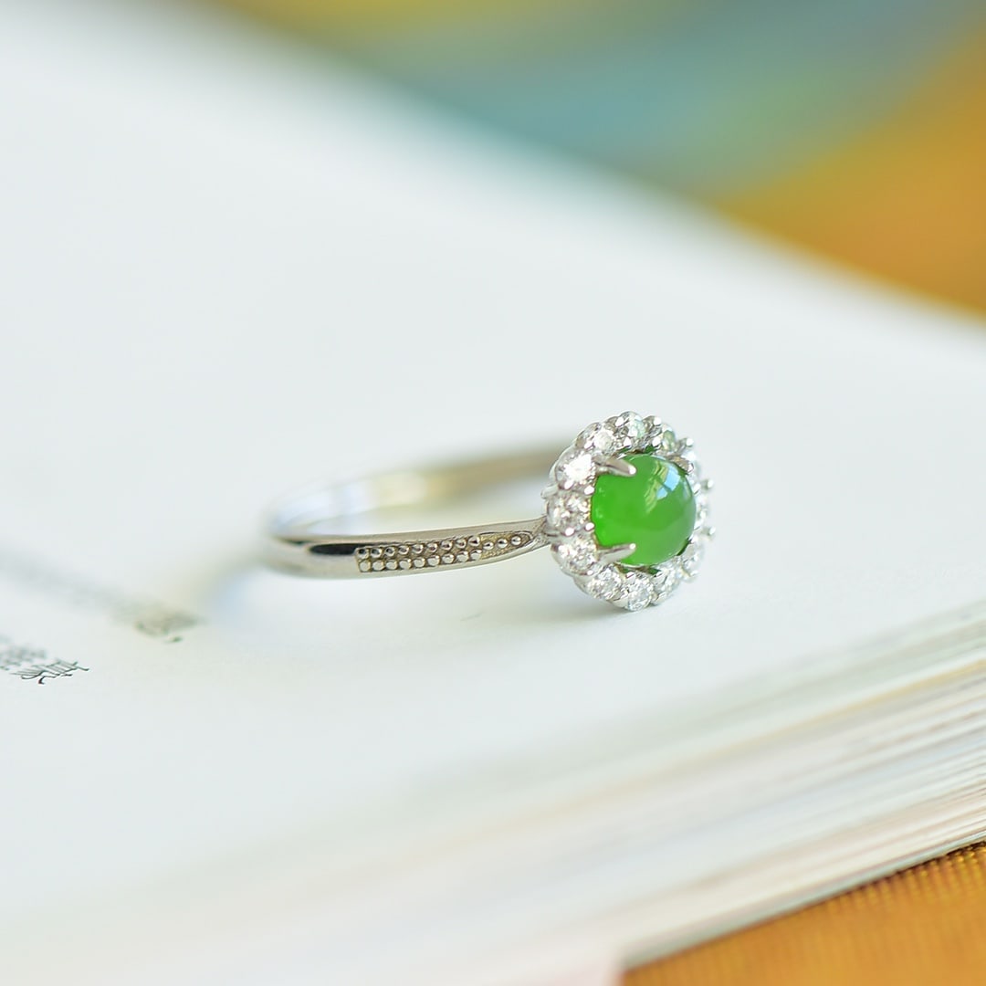 A Exquisite Silver Inlaid Jasper and Diamond Ring: A Exquisite Silver Inlaid Jasper and Diamond Ring,Size:0.2inx0.2in 银镶和田碧玉钻石戒指