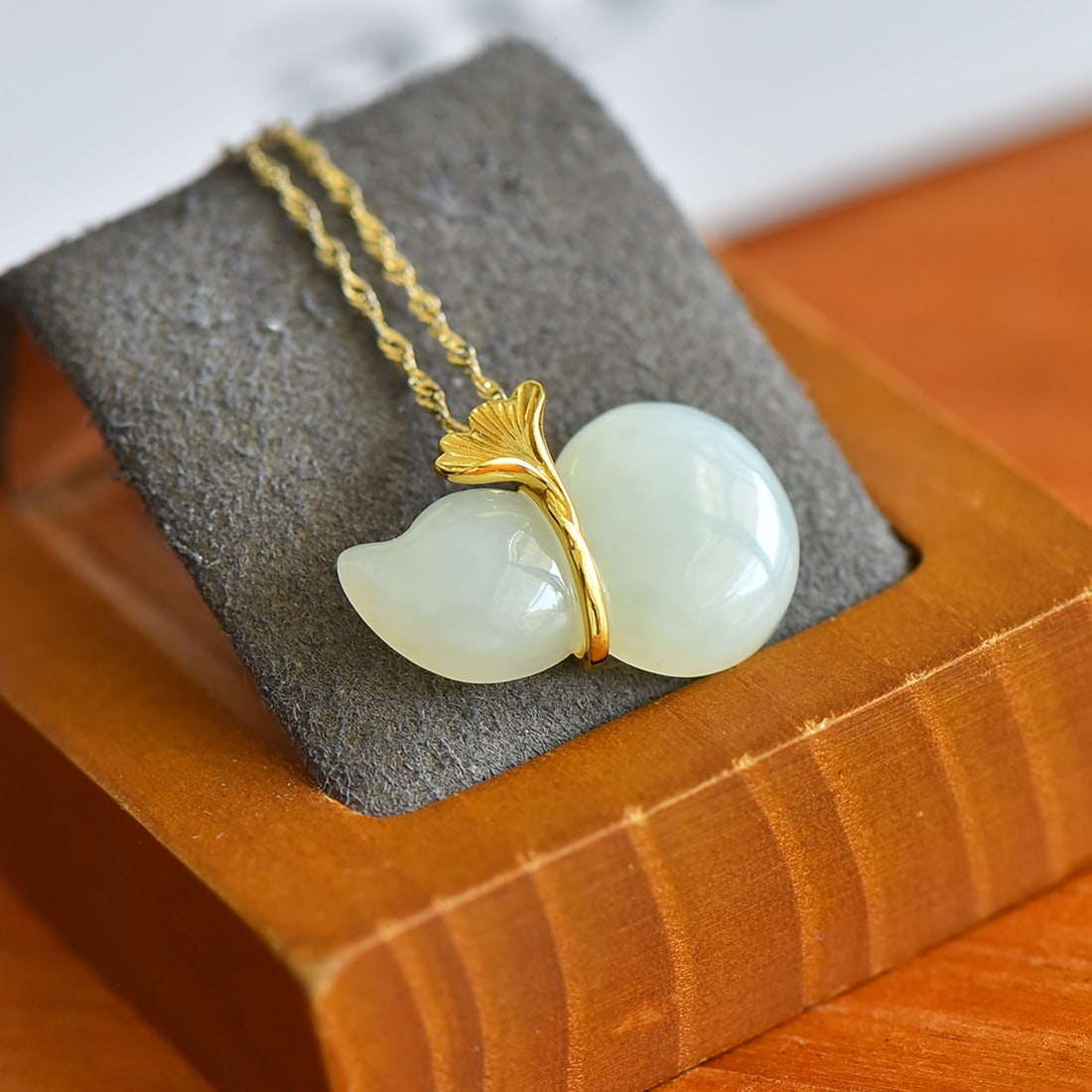 A Exquisite Silver Inlaid Hotan Jade Gourd and Ginkgo Leaf-patterned Pendant: A Exquisite Silver Inlaid Hotan Jade Gourd and Ginkgo Leaf-patterned Pendant,Size:0.8inx0.8in 银镶和田玉葫芦银杏叶吊坠