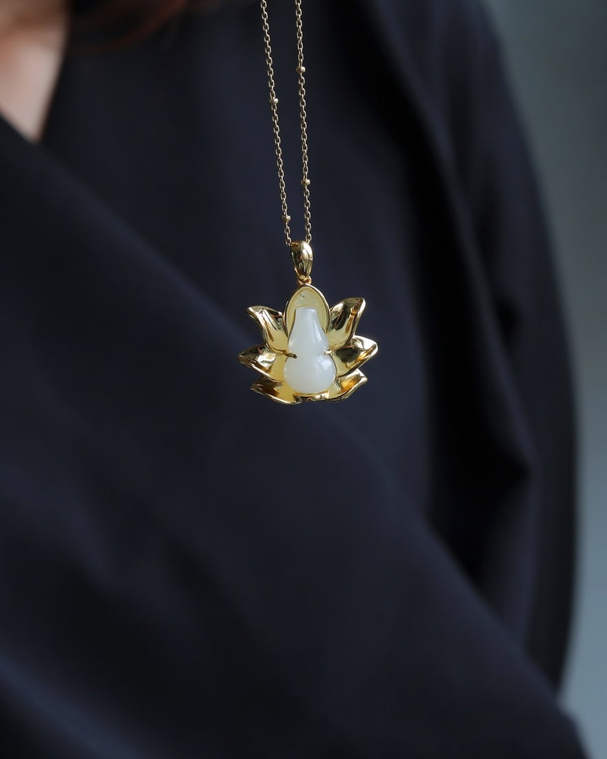 A Exquisite Silver Inlaid Hotan Jade Gourd-shaped Pendant: A Exquisite Silver Inlaid Hotan Jade Gourd-shaped Pendant,Size:0.3inx0.4in 银镶和田玉葫芦吊坠