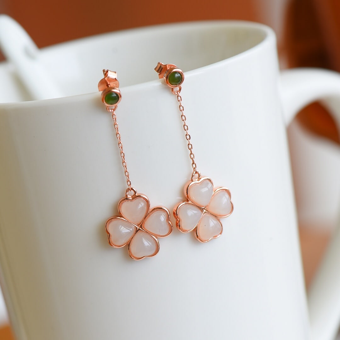 A pair of Exquisite Silver Inlaid Hotan Jade Clover-shaped Ear Stud: A pair of Exquisite Silver Inlaid Hotan Jade Clover-shaped Ear Stud,Size:0.2inx0.2in 一对银镶和田玉四叶草耳钉