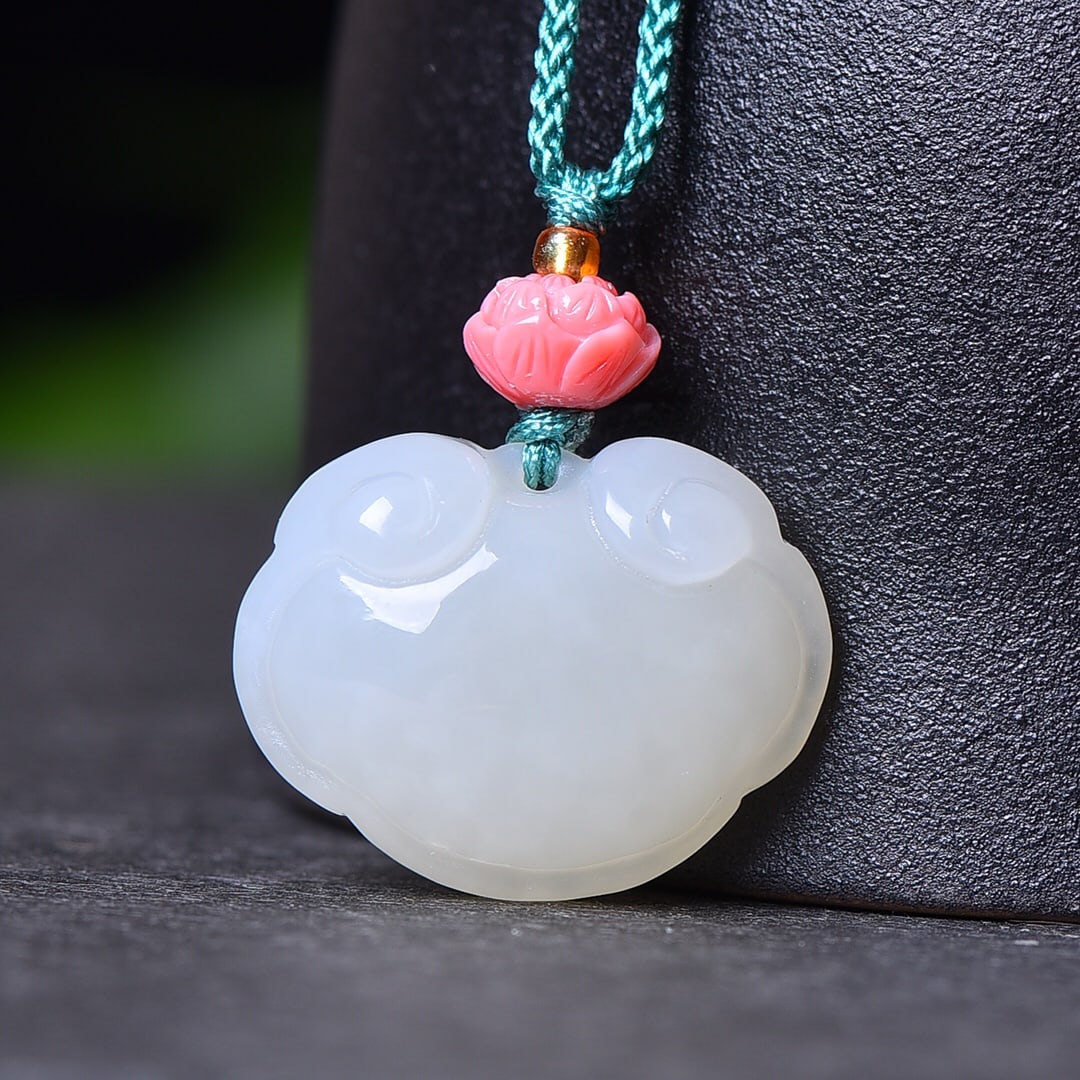 A Exquisite Hotan Jade Ruyi Lock Pendant: A Exquisite Hotan Jade Ruyi Lock Pendant,Size:0.8inx1in 和田玉如意锁吊坠