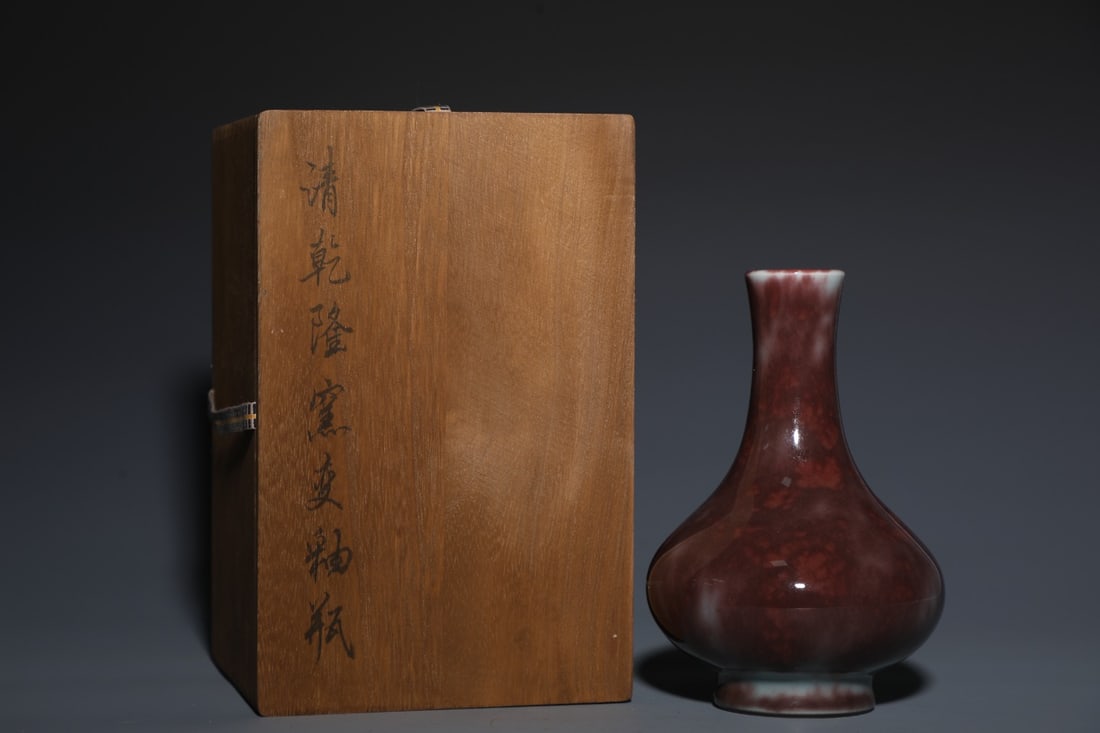 An Exquisite Flambe Glazed Vase: An Exquisite Flambe Glazed Vase Qing Dynasty, China Qianlong Six-character Mark Size:8.5inx5.3in窑变釉赏瓶 中国清代 大清乾།