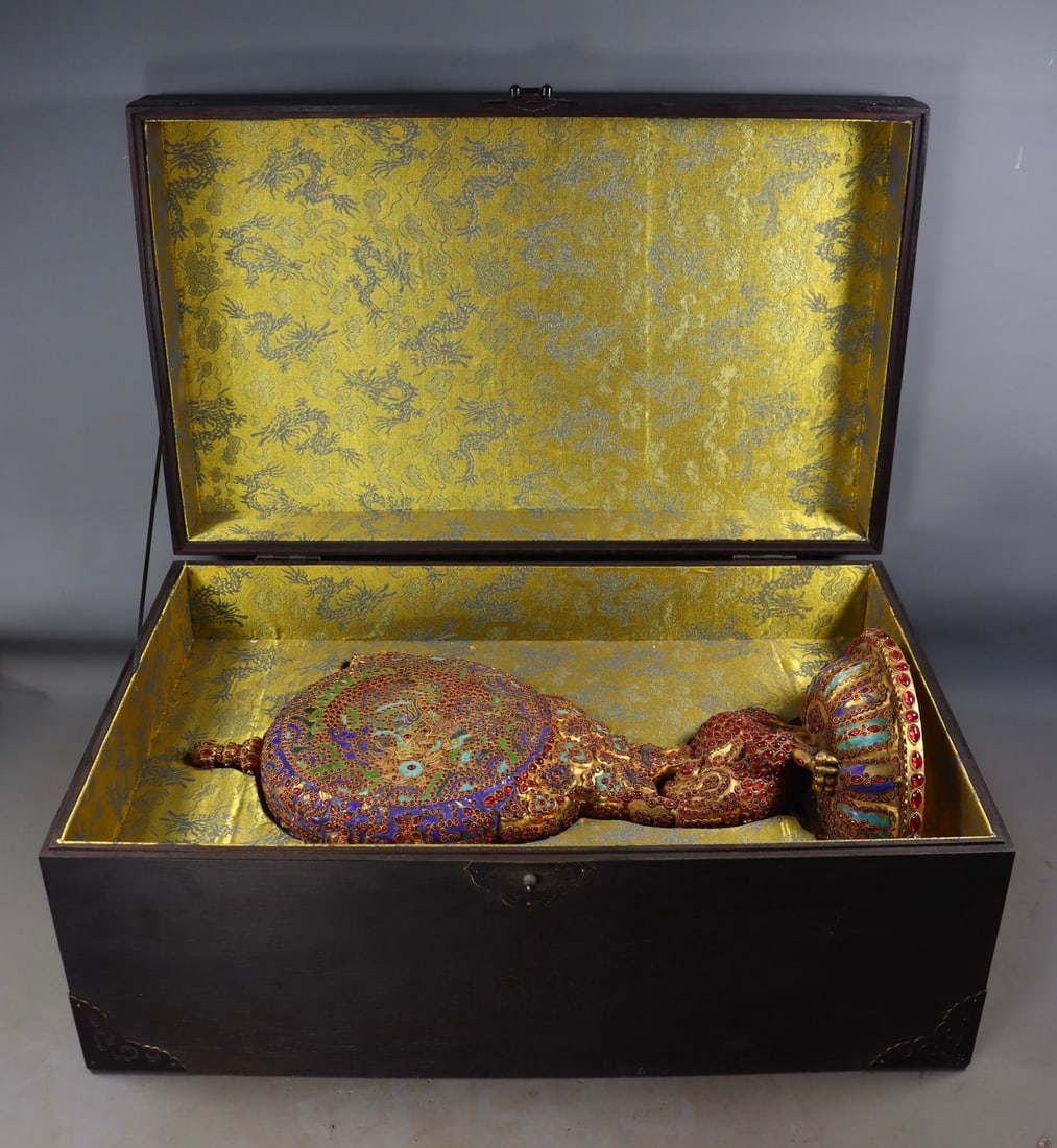 An Exquisite Gilt Bronze Inlaid Gems Dragon Pattern Auspicious Beast Ornament (1 of 9)