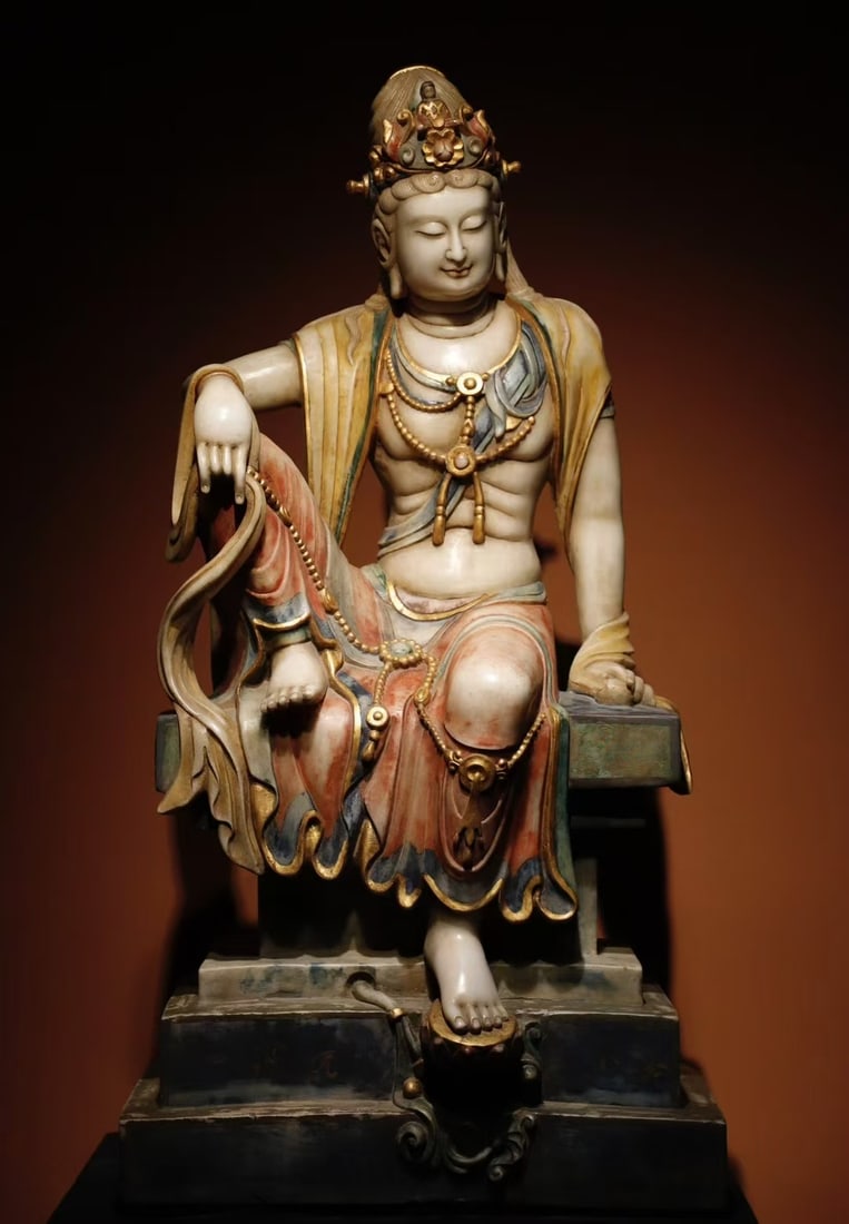 A Exquisite Marble Statue of Avalokitesvara Ornament: A Exquisite Marble Statue of Avalokitesvara Ornament Tang Dynasty, China Size:47.2inx24.4inx18.9in汉白玉彩绘自在观音 中国唐É