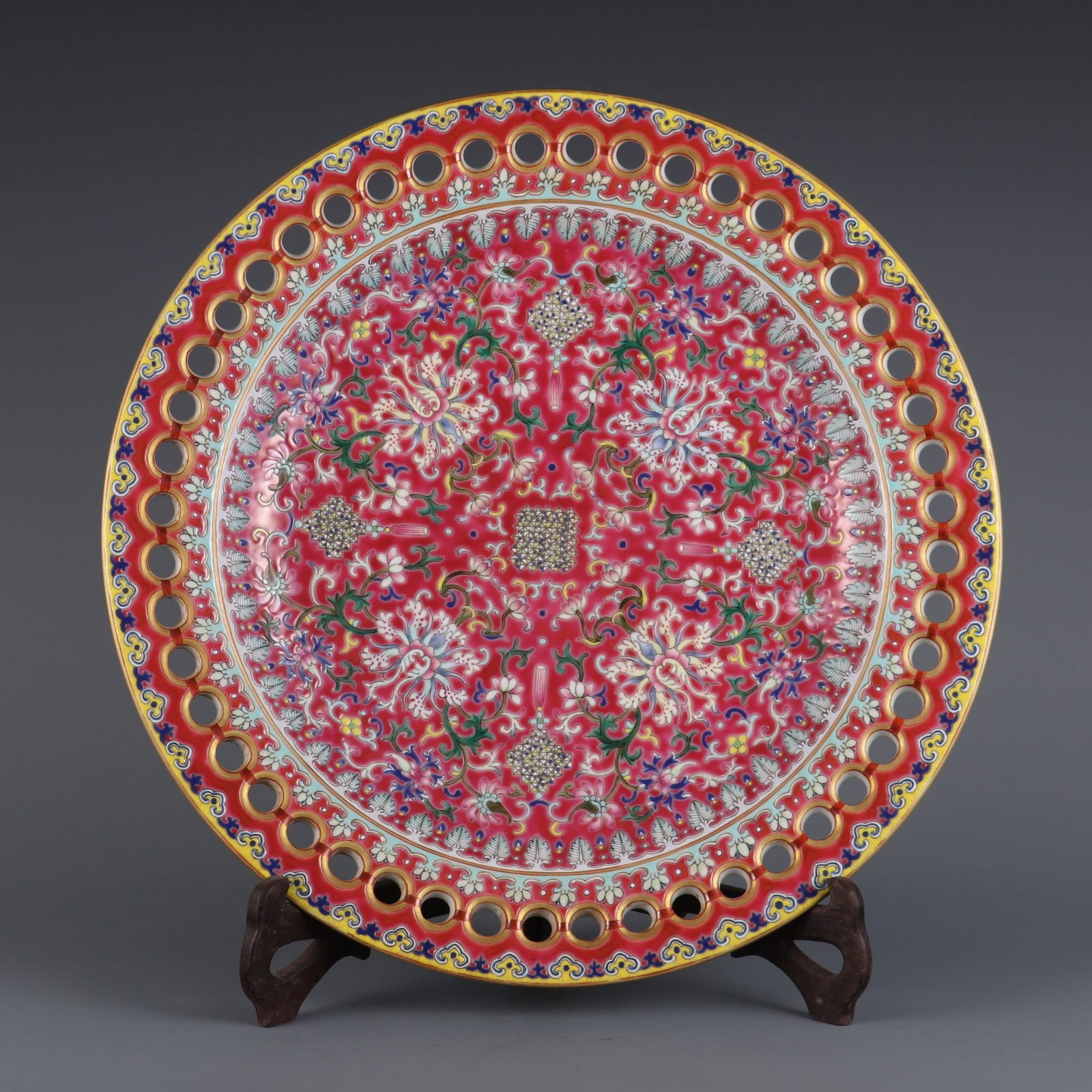 An Exquisite Famille-Rose Ruby Red-Glazed Painted Gold Lotus Pattern Plate (1 of 9)