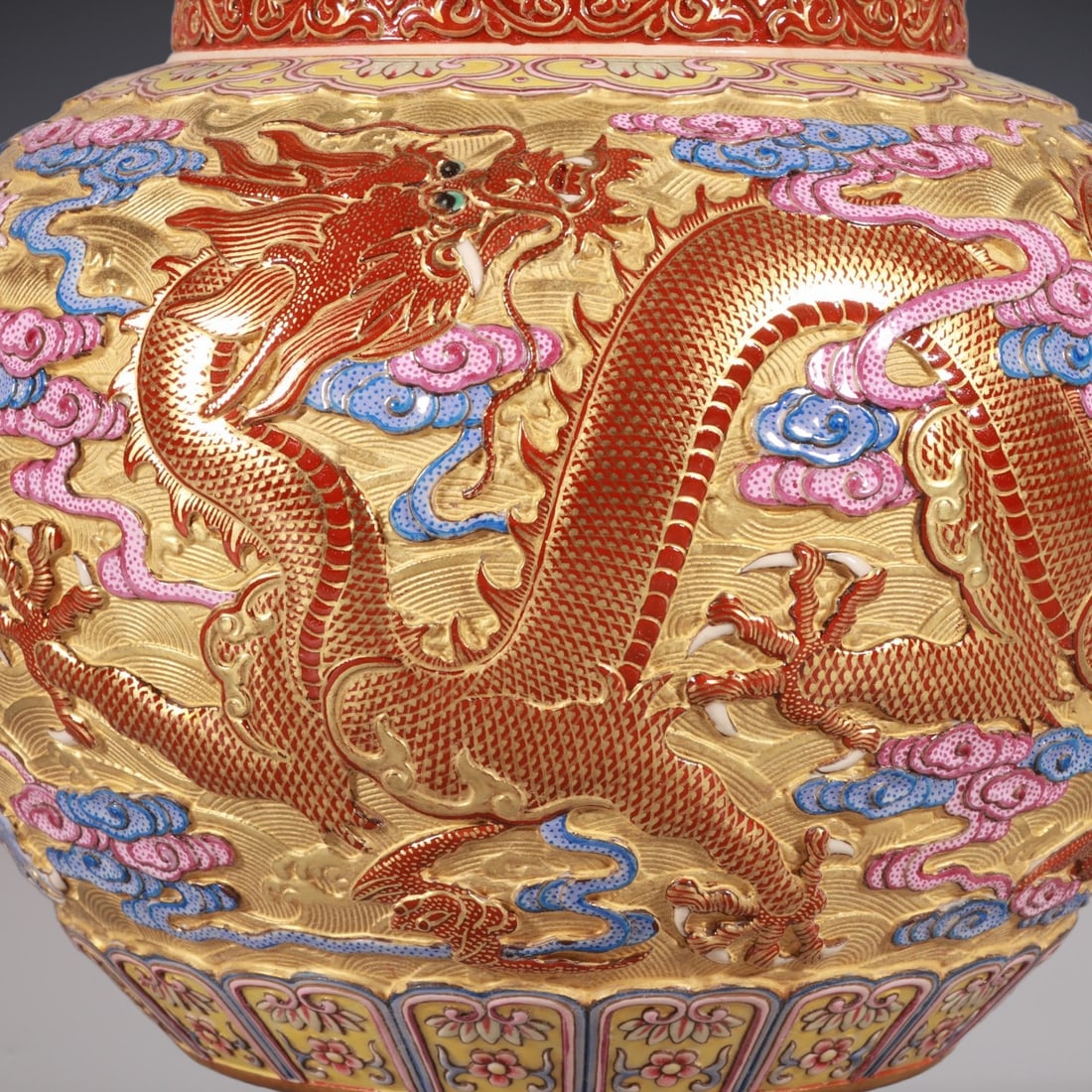 An Exquisite Enamel Seawater Pattern Dragon Pattern Jar - 3