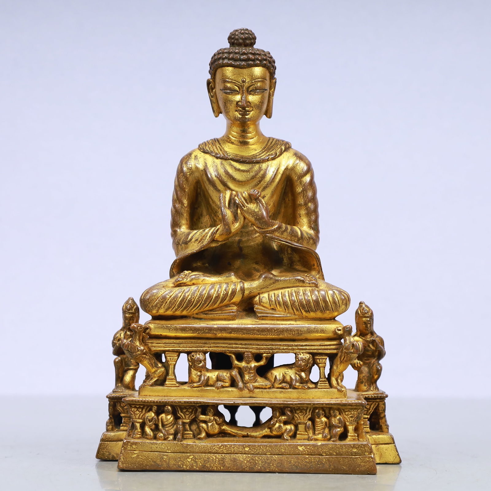 A Exquisite Gilt Bronze Statue of Sakyamuni: A Exquisite Gilt Bronze Statue of Sakyamuni Ming Dynasty, China Size:5.7inx2.8inx7.9in Weight:1650g铜鎏金如来 中国明代 Size:14.5cmx7cmx20cm Weight