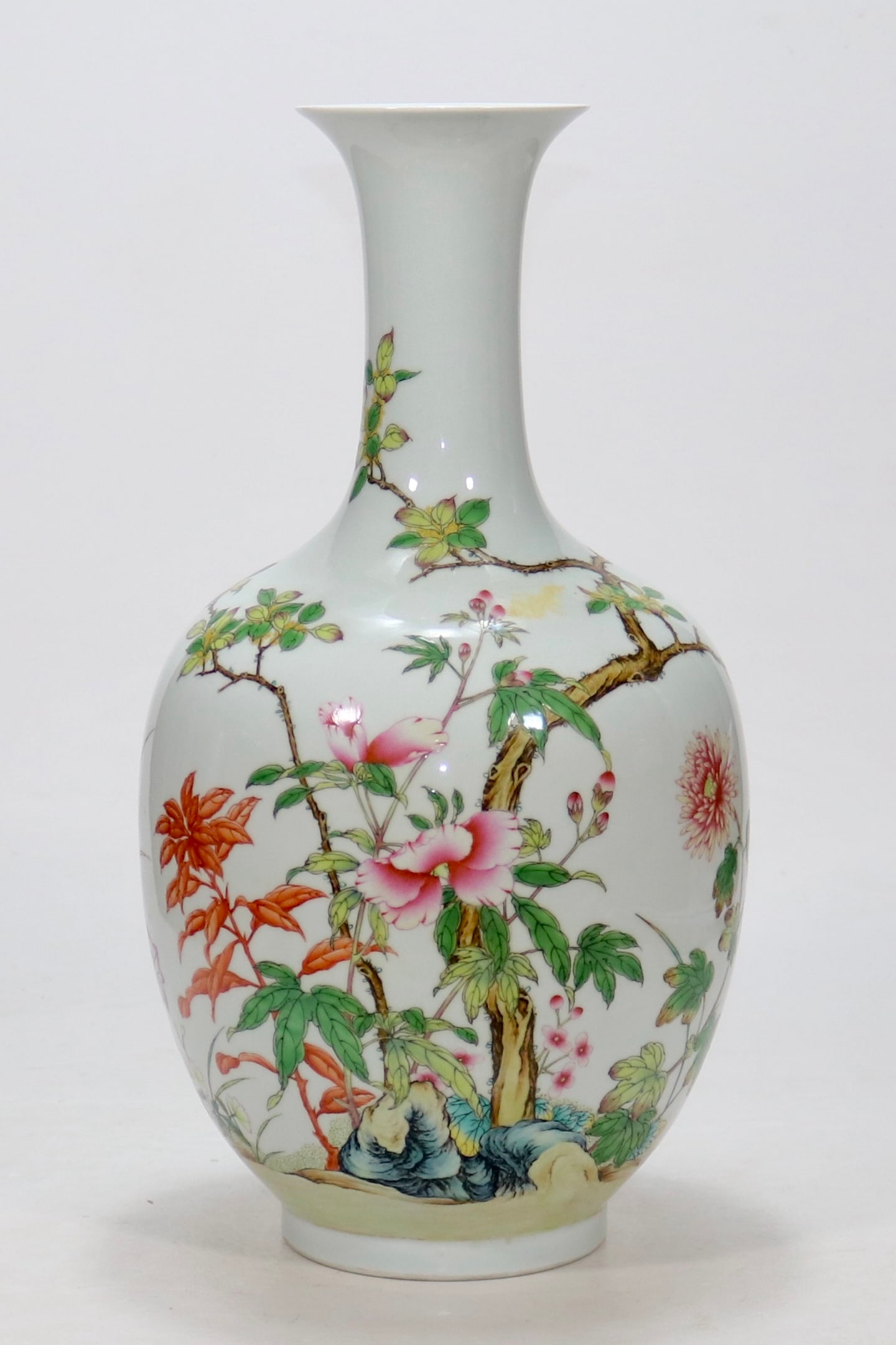 An Exquisite Enamel Flower Pattern Vase (1 of 9)