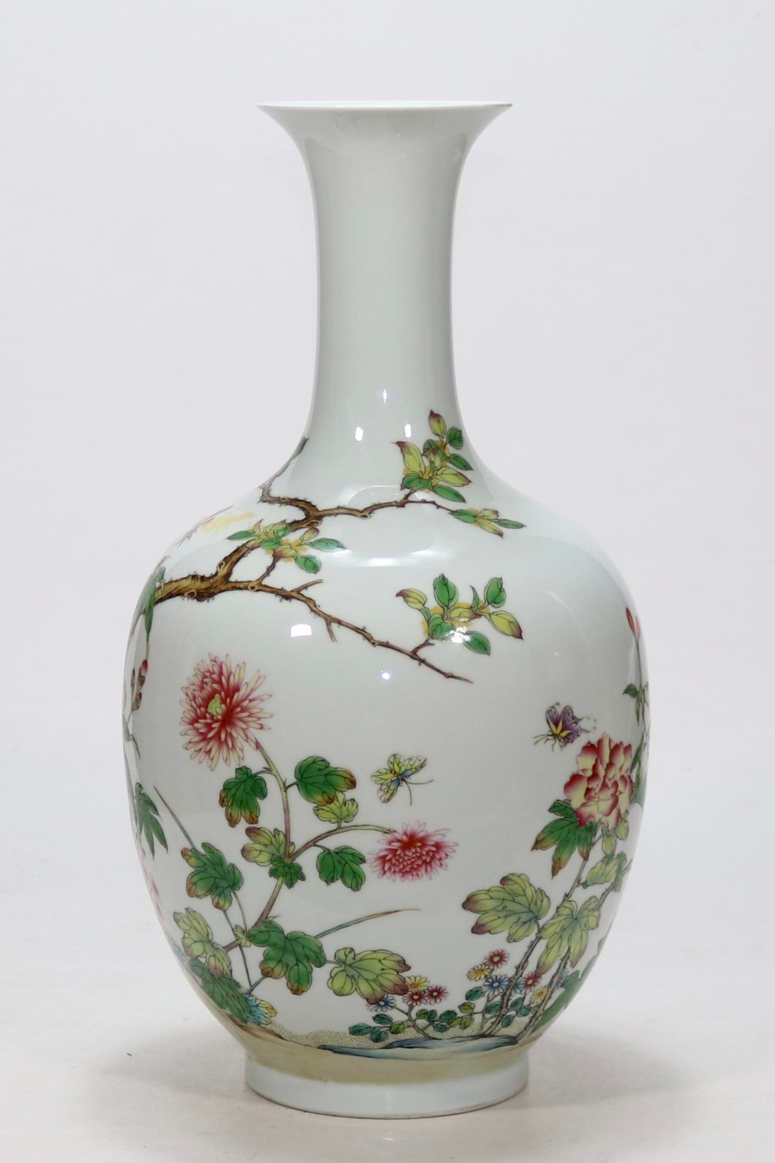 An Exquisite Enamel Flower Pattern Vase - 2