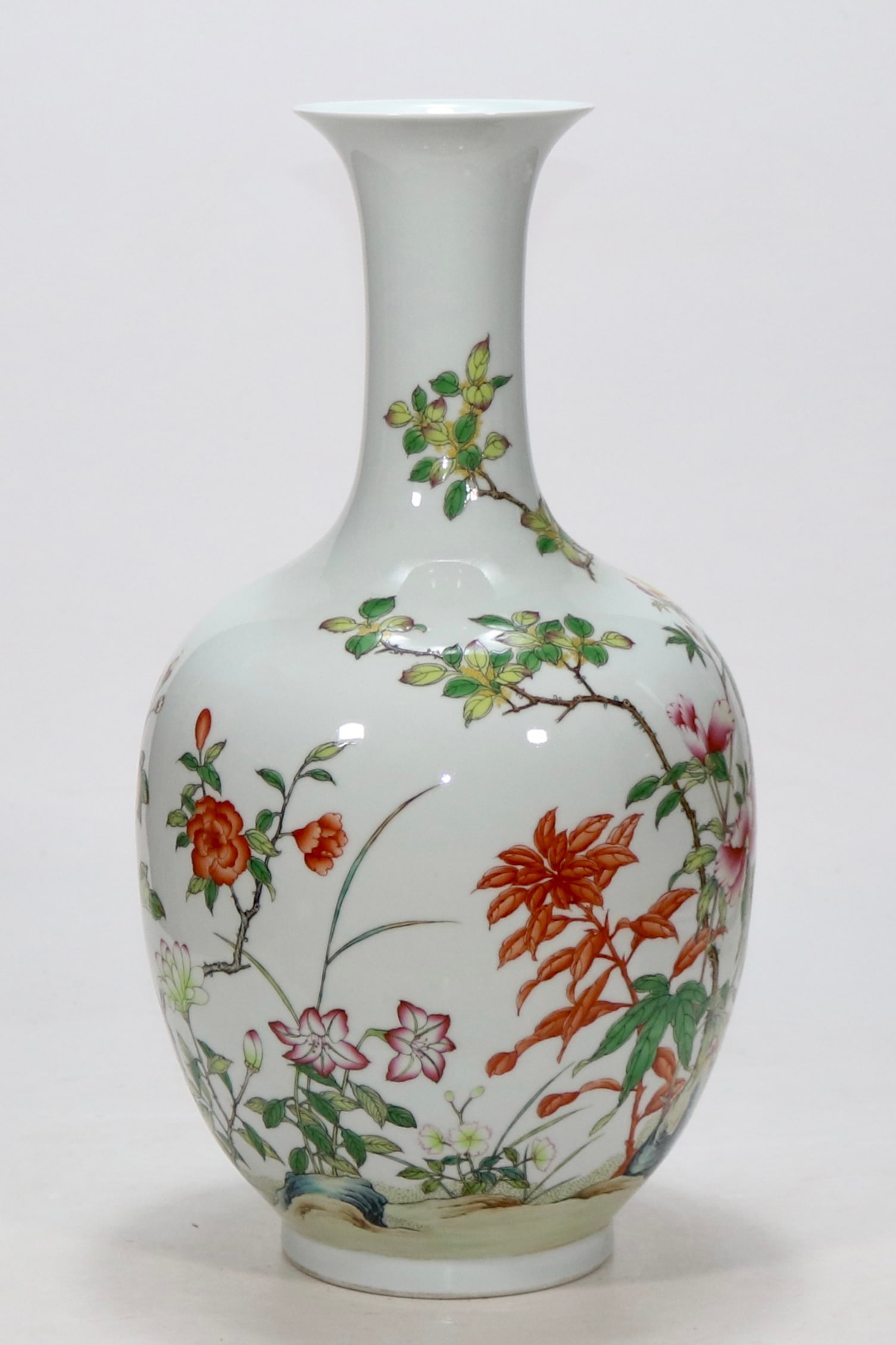 An Exquisite Enamel Flower Pattern Vase - 4