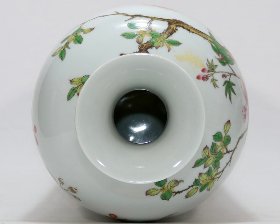 An Exquisite Enamel Flower Pattern Vase - 5