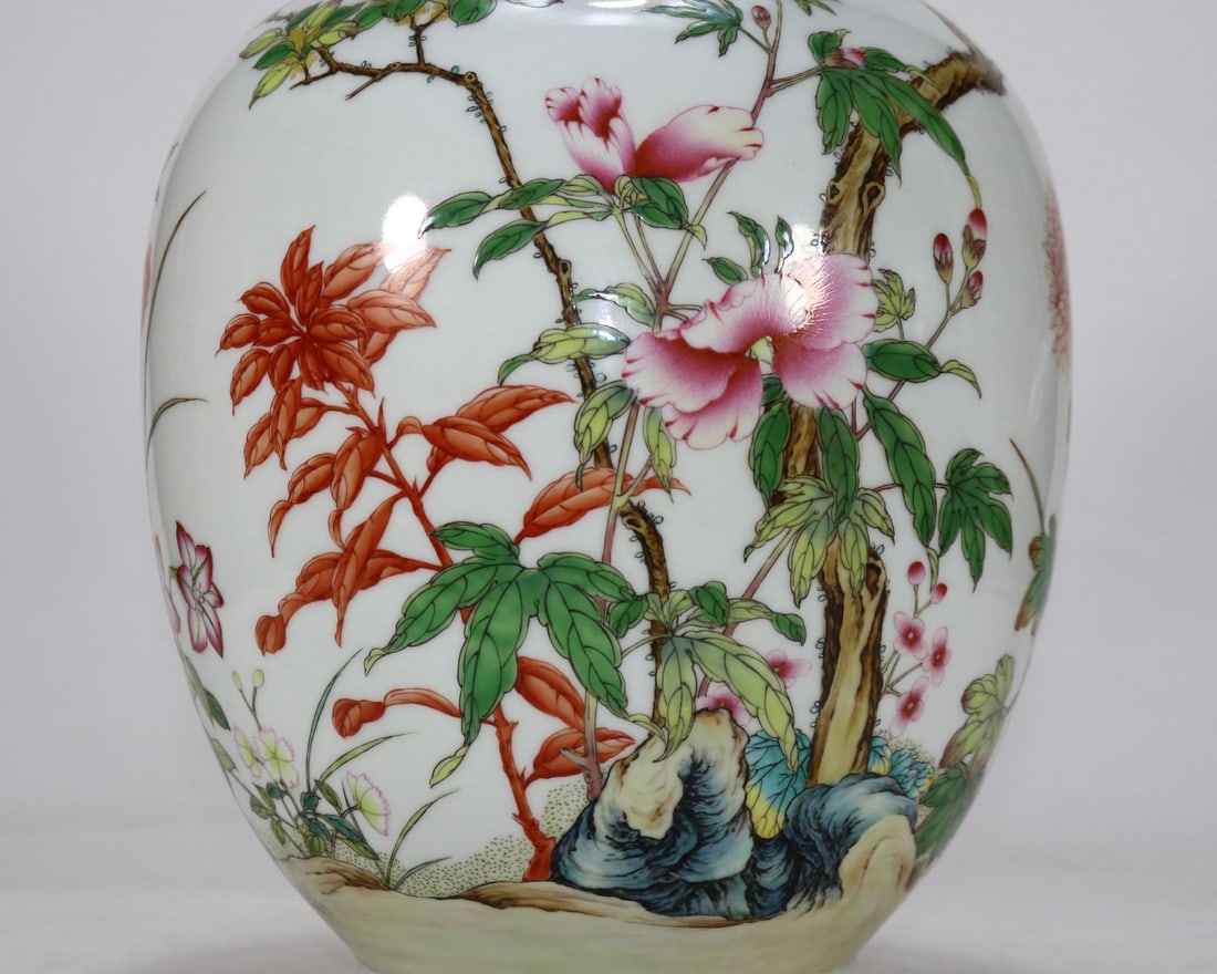 An Exquisite Enamel Flower Pattern Vase - 6