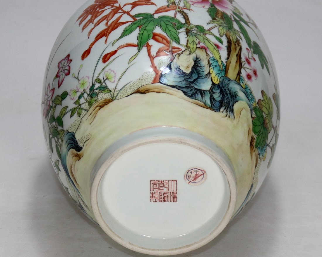 An Exquisite Enamel Flower Pattern Vase - 7