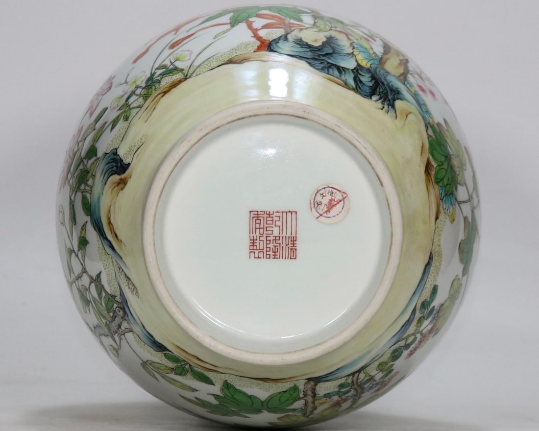 An Exquisite Enamel Flower Pattern Vase - 9