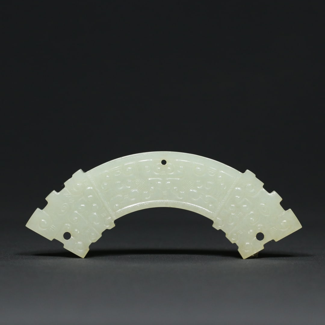 An Exquisite White Jade Dragon Pattern Pendant: An Exquisite White Jade Dragon Pattern Pendant Han Dynasty, China Size:4.5inx1.1inx0.2in Weight:38.2g白玉龙纹玉璜挂件 中国汉代 S