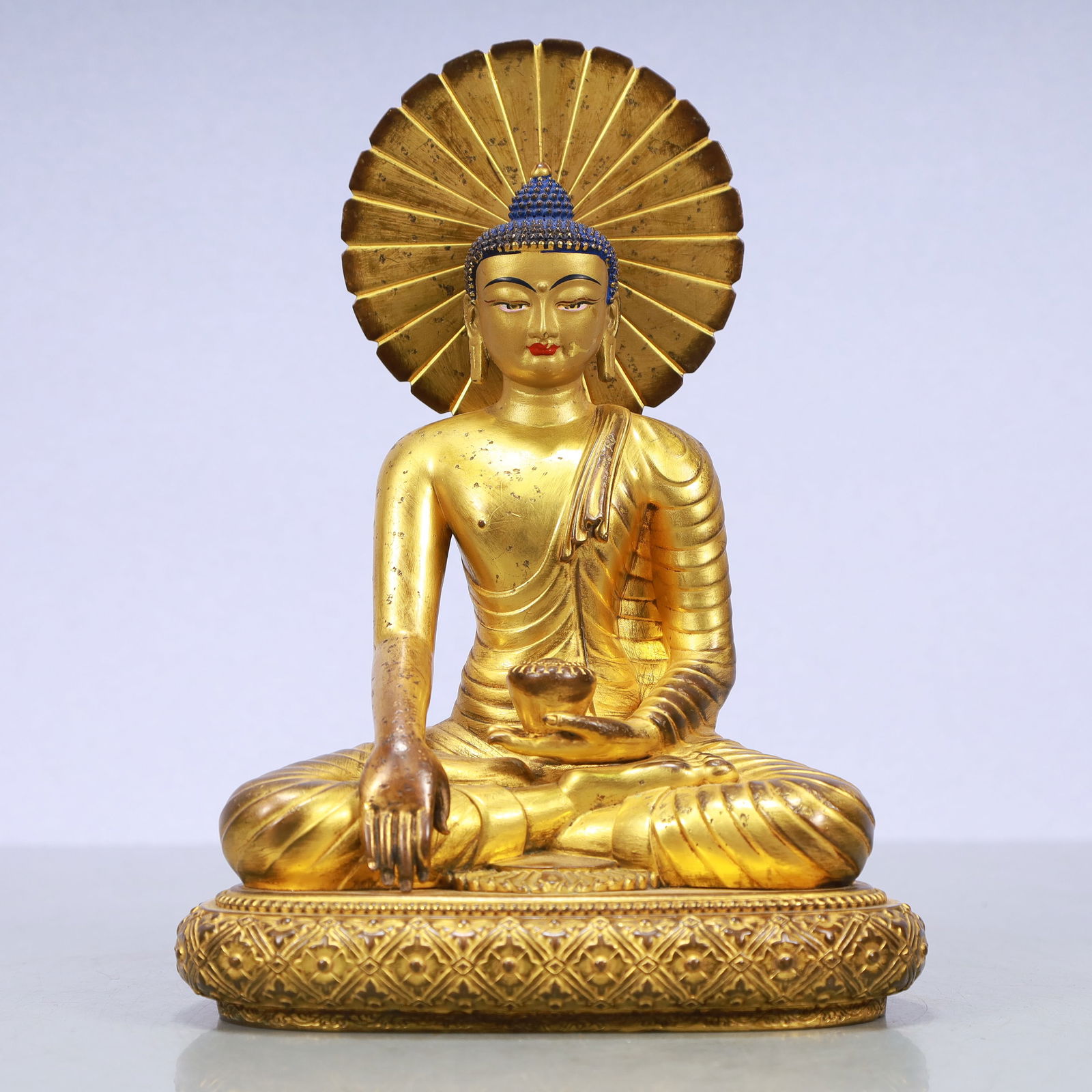 A Exquisite Gilt Bronze Statue of Sakyamuni: A Exquisite Gilt Bronze Statue of Sakyamuni Ming Dynasty, China Size:6.7inx4.7inx9.1in Weight:2550g铜鎏金如来 中国明代 Size:17cmx12cmx23cm Weight: