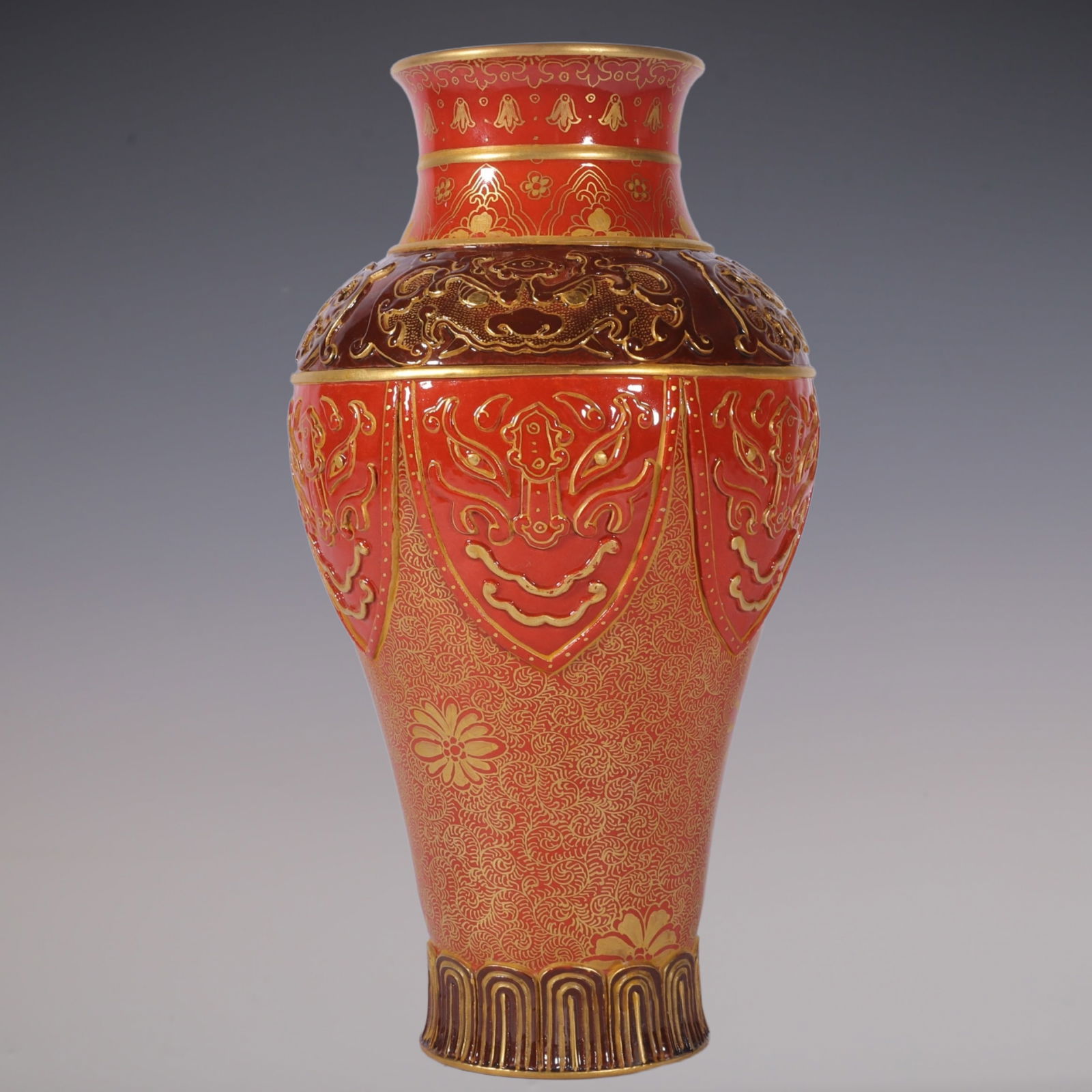 An Exquisite Iron-Red Painted Gold Beast-Face Pattern Vase: An Exquisite Iron-Red Painted Gold Beast-Face Pattern Vase Qing Dynasty, China Qianlong Six-character Mark Size:8.9inx4.7in矾红雕刻描金凤尾草Š