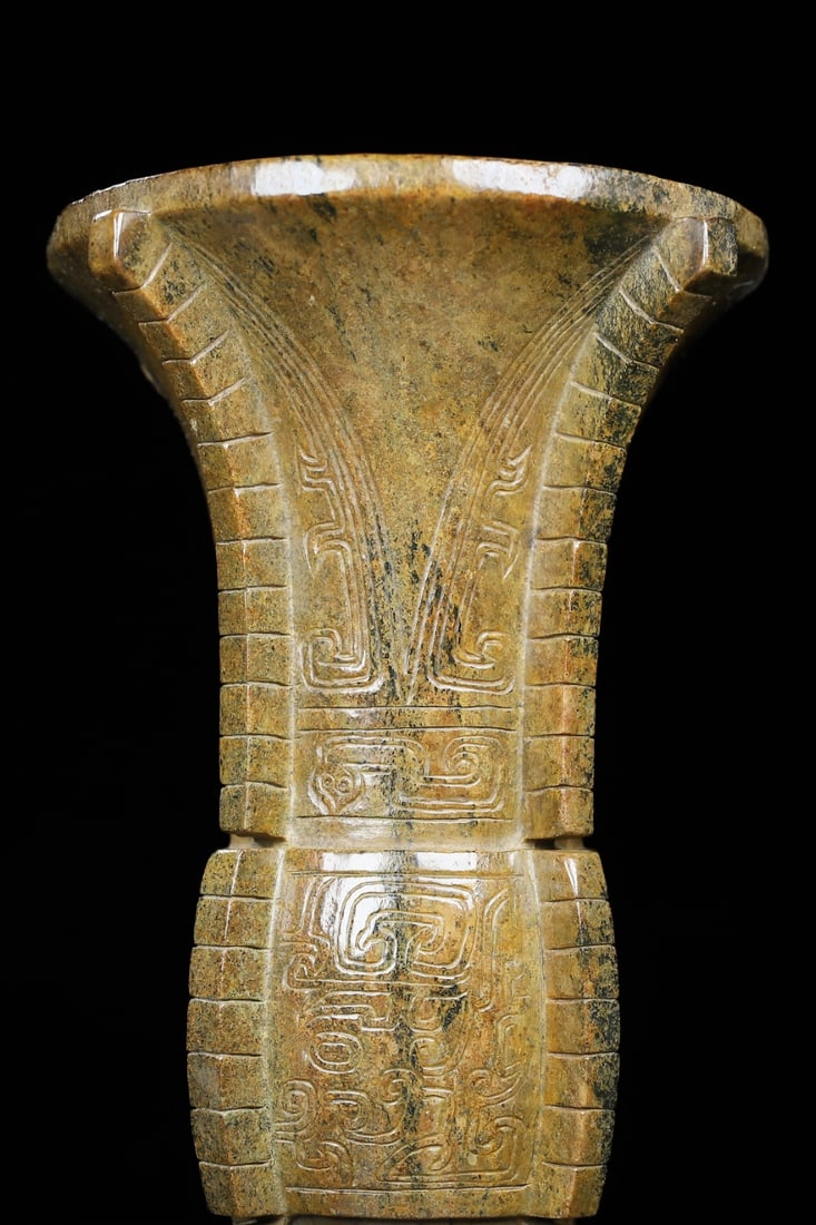 An Exquisite White Jade Dragon Pattern Vase - 2