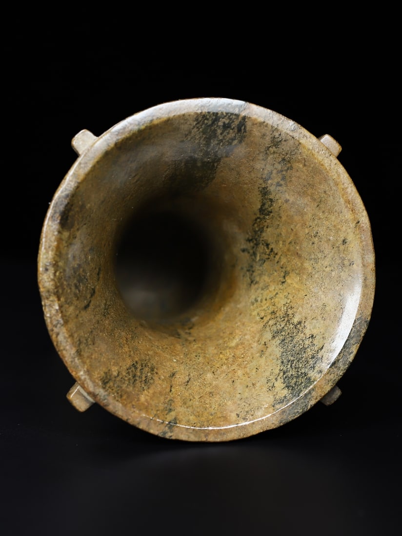 An Exquisite White Jade Dragon Pattern Vase - 9