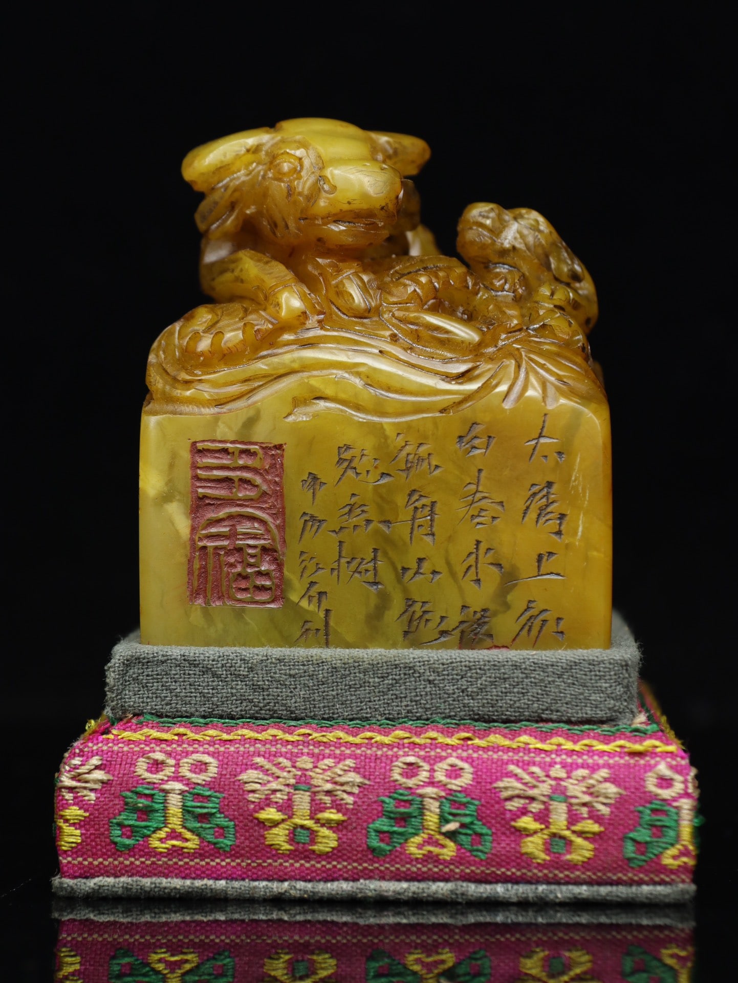 An Exquisite Tianhuang Stone Buffalo Pattern Seal Ornament: An Exquisite Tianhuang Stone Buffalo Pattern Seal Ornament Qing Dynasty, China Size:2.3inx2.1inx2in Weight:275g田黄石印章摆件 中国清代