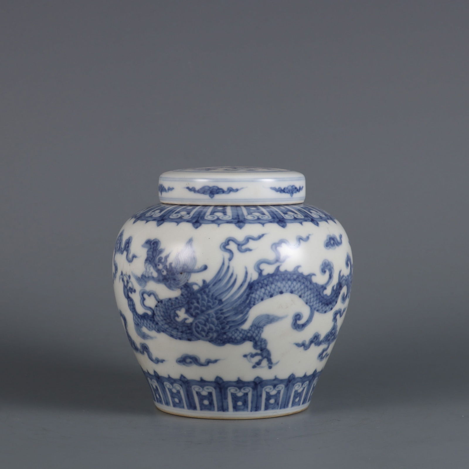 An Exquisite Blue and White Dragon Pattern Jar (1 of 9)