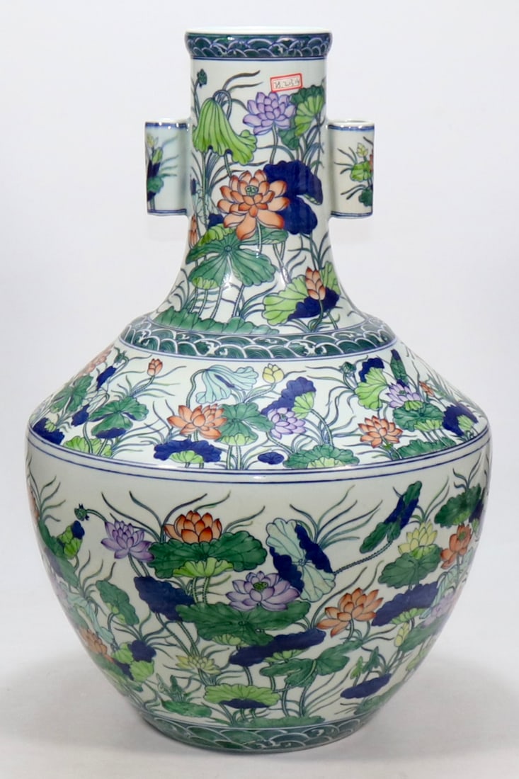 An Exquisite Doucai Flower Pattern Seawater Pattern Double-Ears Vase (1 of 9)