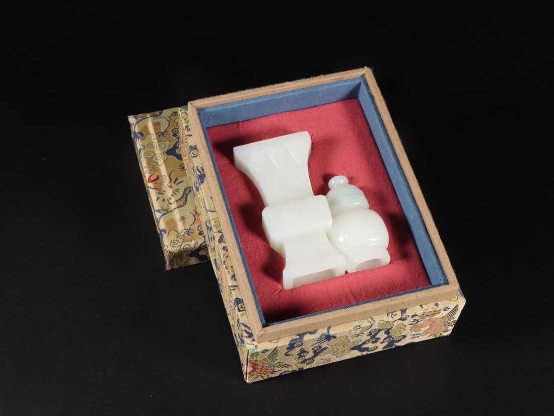 An Exquisite White Jade Vase: An Exquisite White Jade Vase Qing Dynasty, China Size:2.6inx1.1inx3.5in Weight:182g白玉博古瓶双联花觚瓶 中国清代 Siz