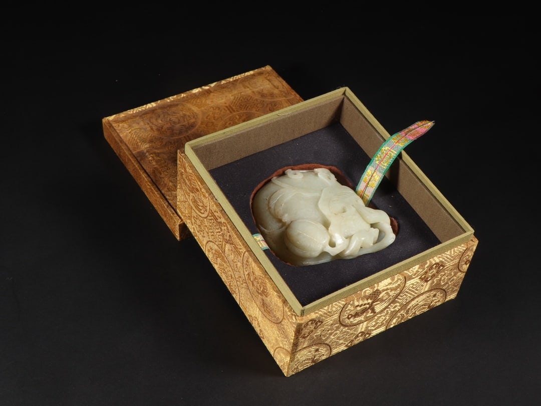 An Exquisite White Jade Melon and Fruit Pattern Box (1 of 9)