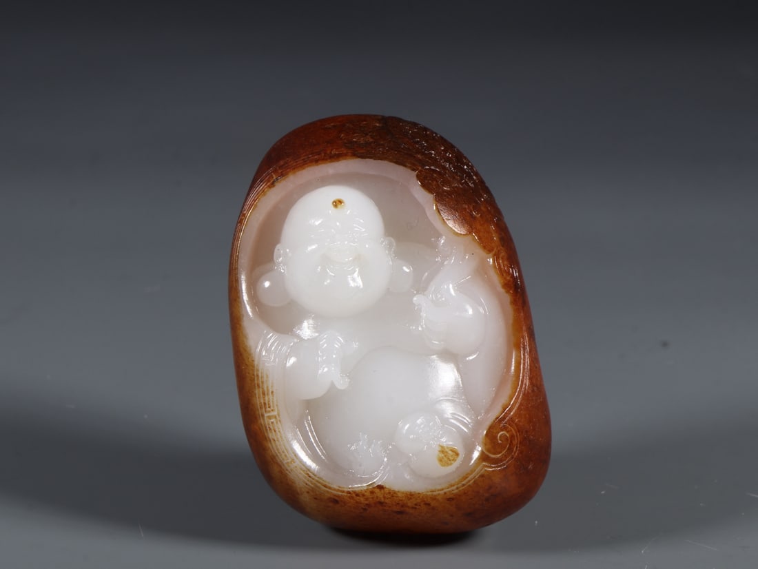 An Exquisite White Jade Statue of Maitreya Buddha Hand Piece: An Exquisite White Jade Statue of Maitreya Buddha Hand Piece Qing Dynasty, China Size:2.8inx2inx1.4in Weight:228g白玉弥勒佛雕件 中国清ߣ