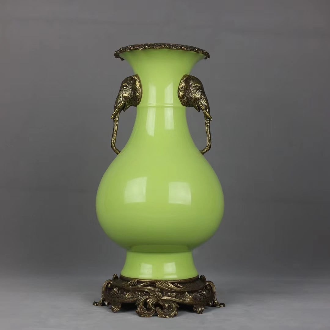 An Exquisite Green Glazed Inlaid Bronze Double-Ears Vase: An Exquisite Green Glazed Inlaid Bronze Double-Ears Vase Qing Dynasty, China Yongzheng Six-character Mark Size:14.2inx6.7in苹果绿釉镶铜象耳赏ī