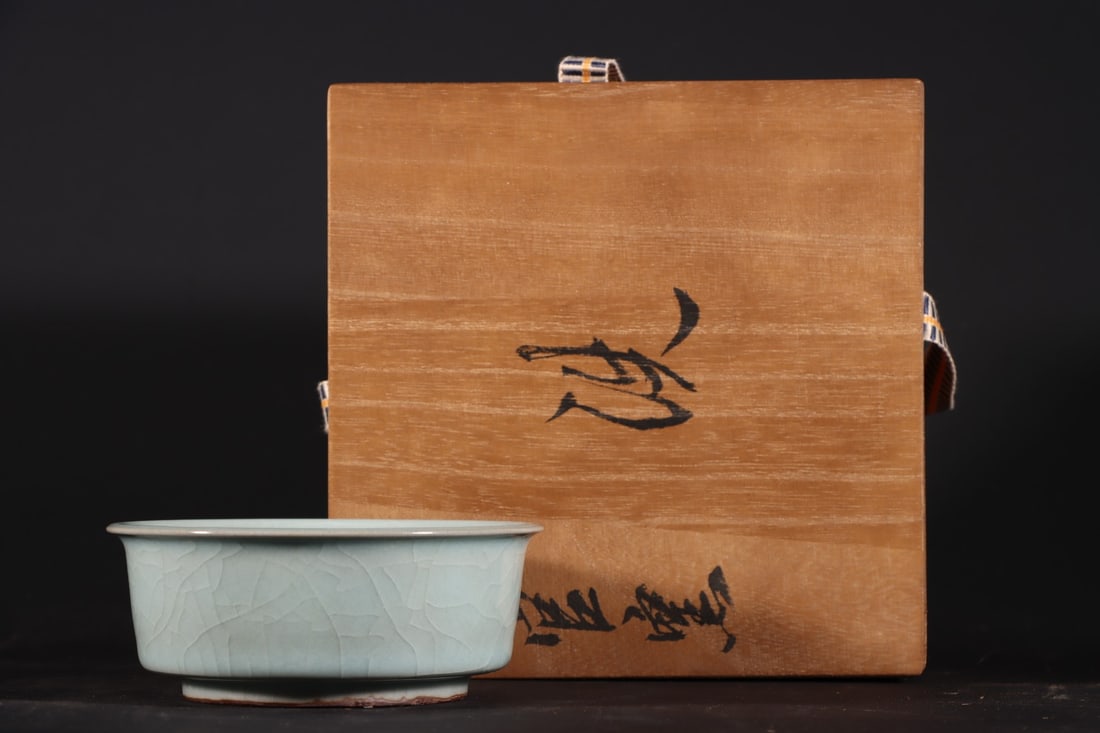 An Exquisite Longquan yao Celadon Glazed Brush Washer (1 of 9)