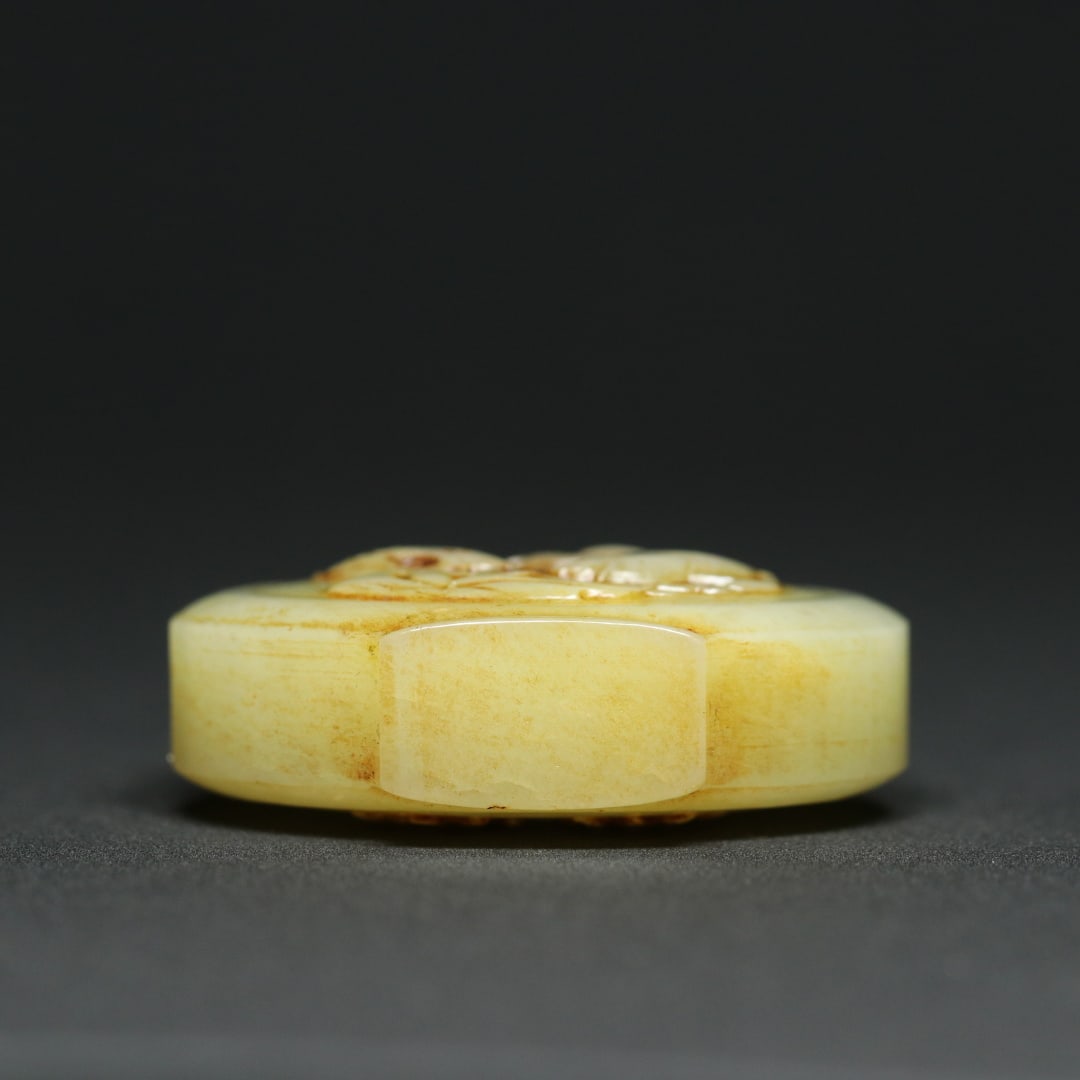 An Exquisite White Jade Fish Pattern Snuff Bottle - 3