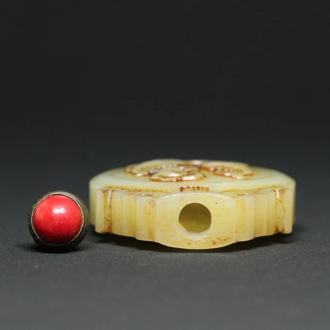 An Exquisite White Jade Fish Pattern Snuff Bottle - 9