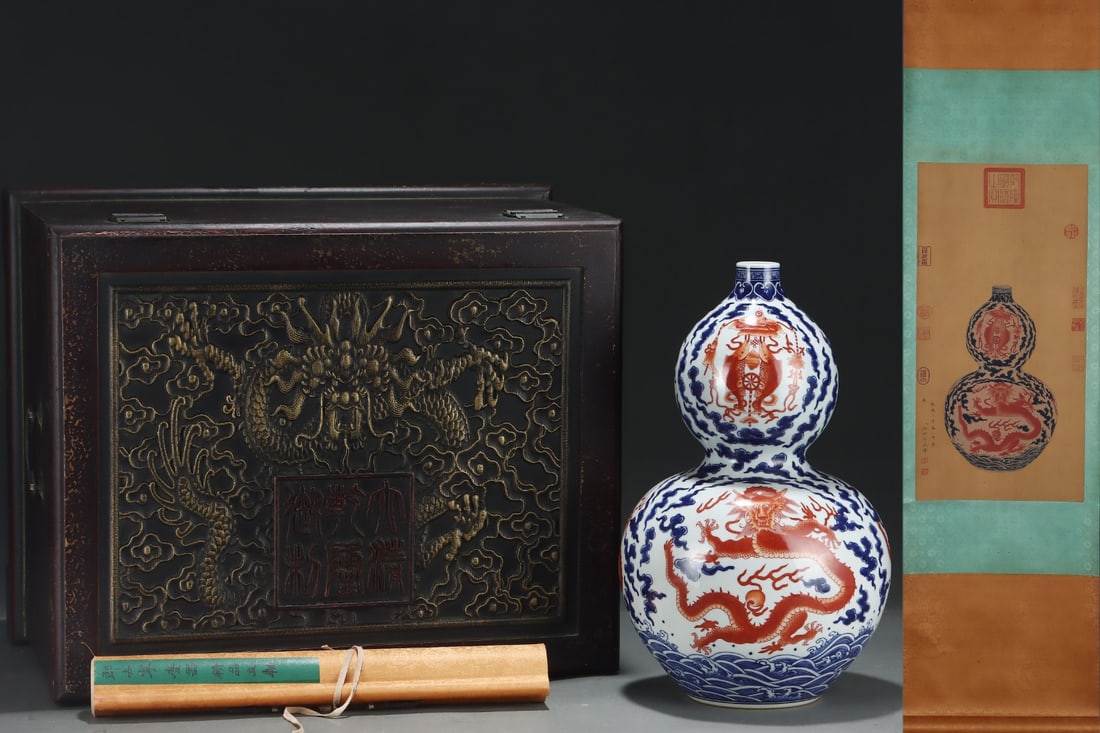 An Exquisite Blue and White Seawater Pattern Dragon Pattern Gourd-Shaped Vase: An Exquisite Blue and White Seawater Pattern Dragon Pattern Gourd-Shaped Vase Qing Dynasty, China Qianlong Six-character Mark Without frame Size:24.8inx12.6in Size:14.8inx9.3in青花红