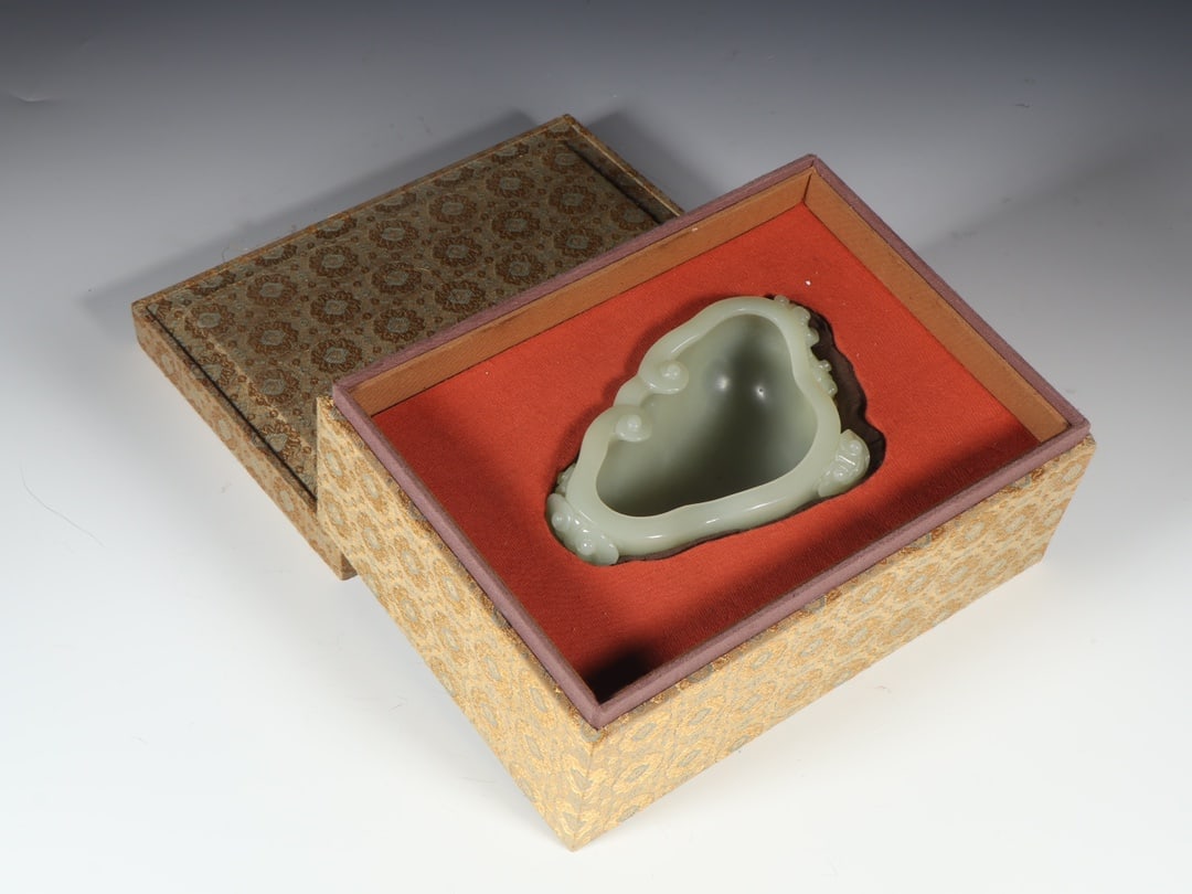 An Exquisite White Jade Ganoderma lucidum-Shaped Brush Washer (1 of 9)