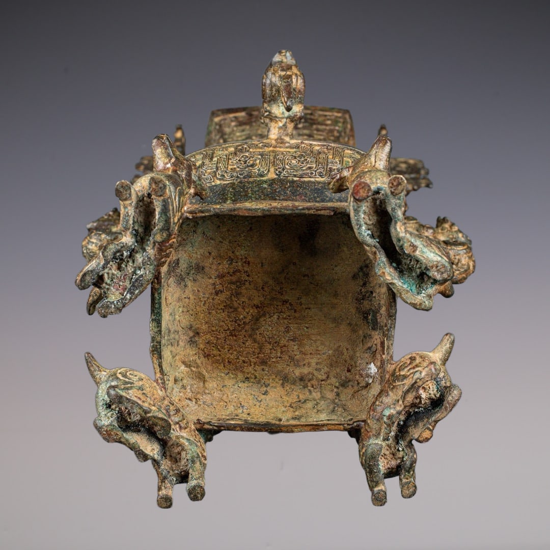 An Exquisite Bronze Beast-Face Pattern Vase - 9