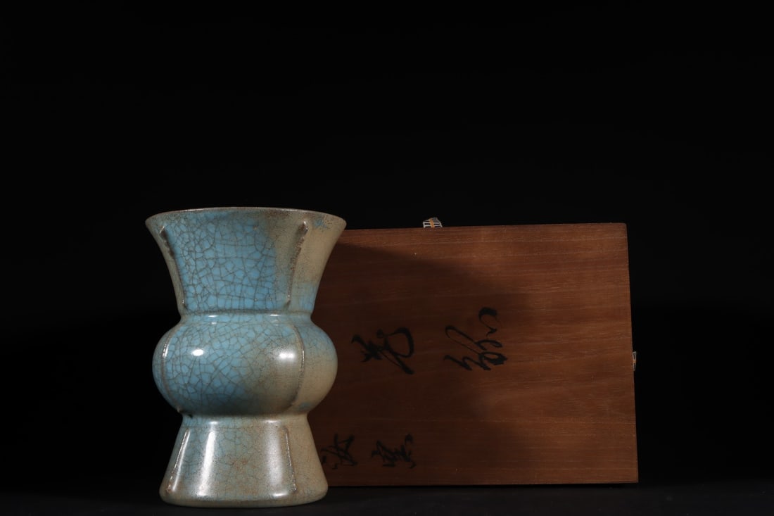 An Exquisite Ru yao Sky Blue Glazed Vase: An Exquisite Ru yao Sky Blue Glazed Vase Song Dynasty, China Size:6.9inx5.1in汝窑天青釉冰裂纹花觚 中国宋代