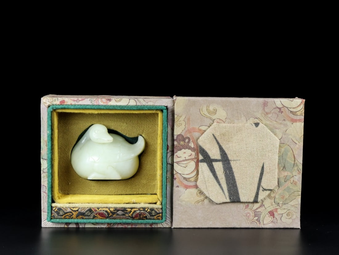 An Exquisite White Jade Goose Ornament: An Exquisite White Jade Goose Ornament Han Dynasty, China Size:1.8inx2.5inx1.5in Weight:120.8g白玉鹅摆件 中国汉代 Size:4.6cmx6.4cmx3.7cm