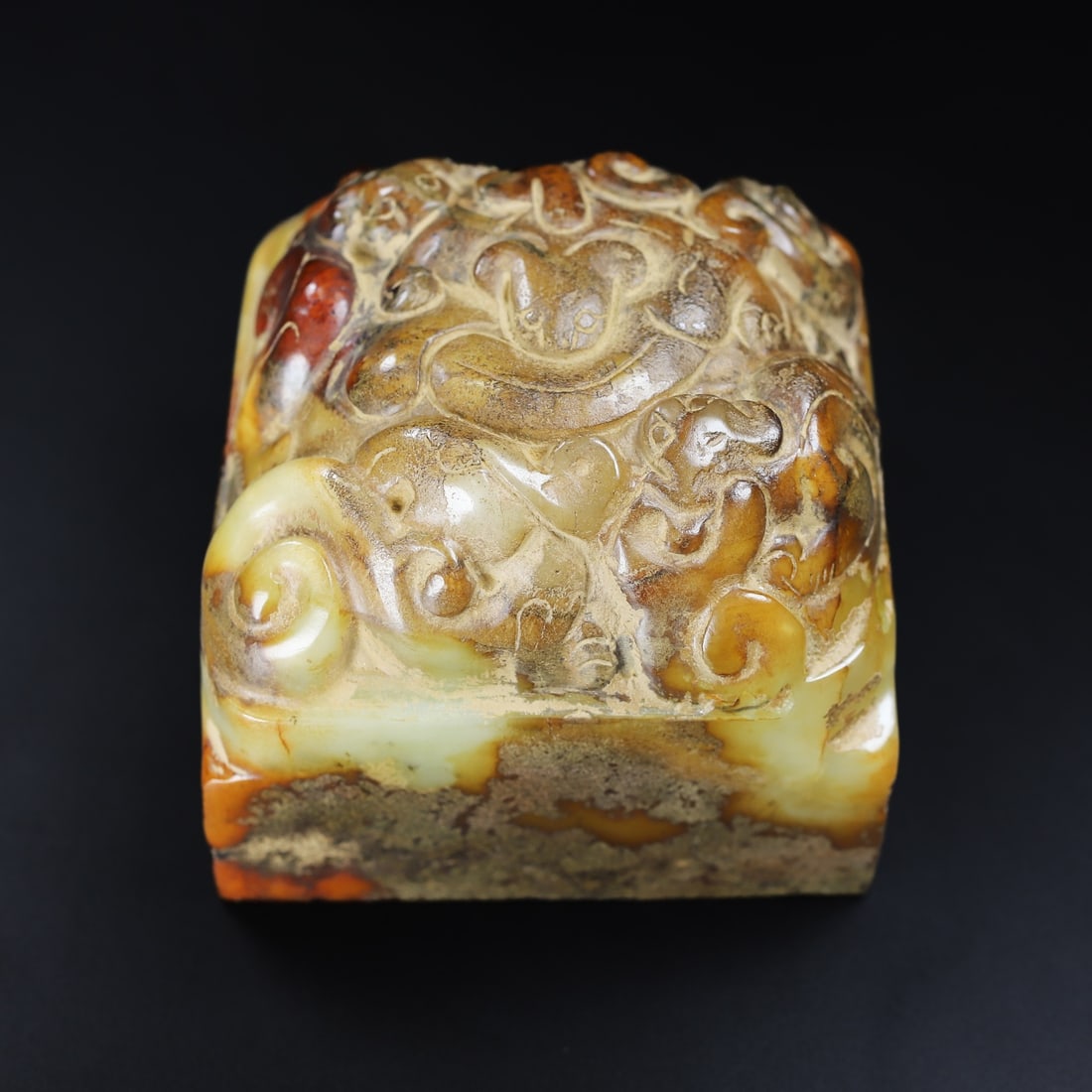 An Exquisite White Jade Dragon Pattern Seal: An Exquisite White Jade Dragon Pattern Seal Han Dynasty, China Size:2.9inx3.4inx3.3in Weight:1.128kg白玉龙印章 中国汉代 Size:7.3cmx8.6cmx8.4cm Wei