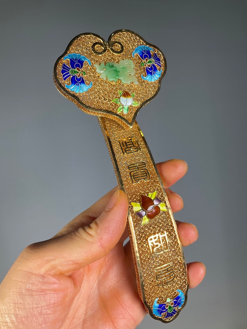 An Exquisite Gilt Silver Inlaid White Jade Bats and Peach Pattern Ruyi: An Exquisite Gilt Silver Inlaid White Jade Bats and Peach Pattern Ruyi Qing Dynasty, China Size:6.9in Weight:77g银鎏金花丝镶嵌如意 中国